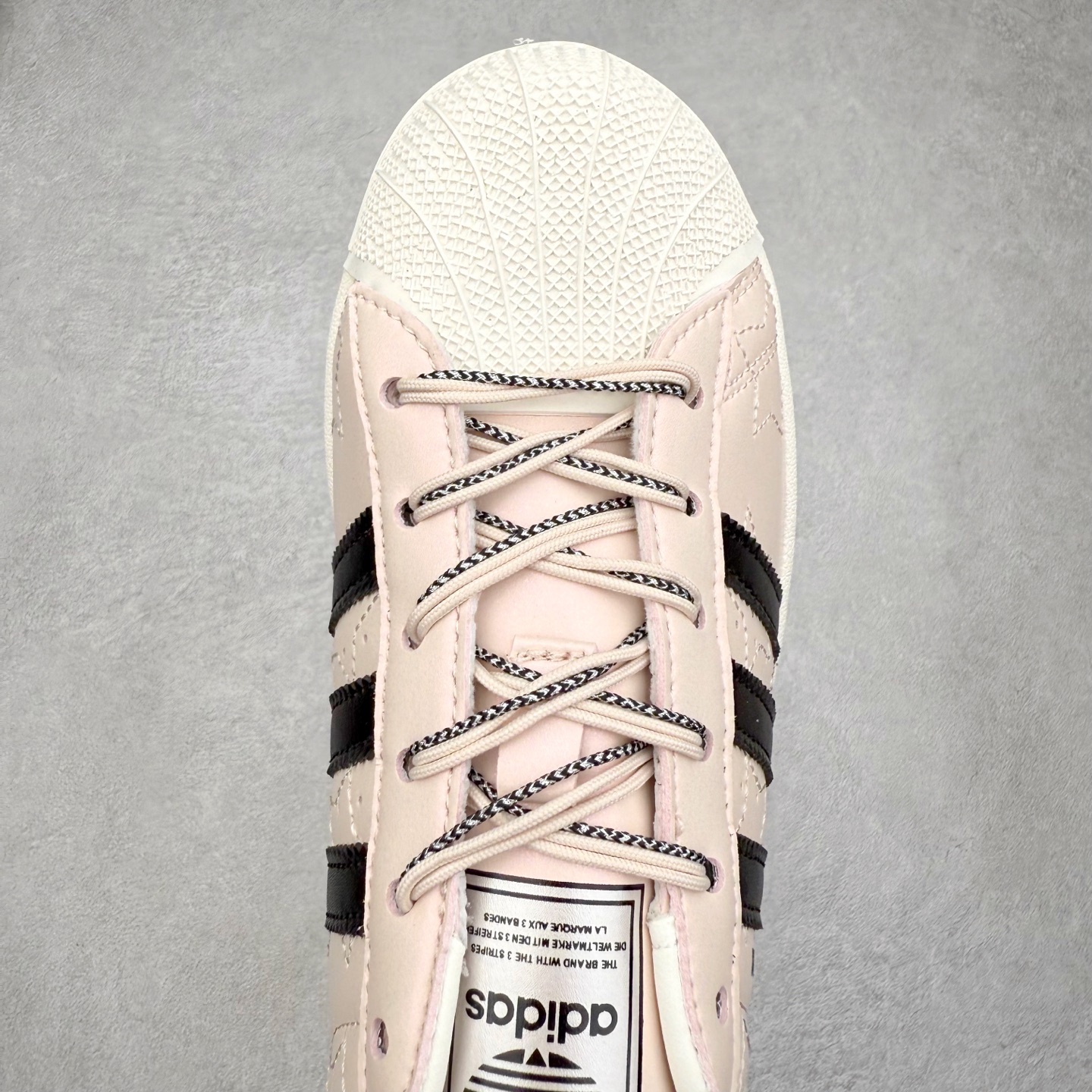 图片[4]-AD Originals Superstar 经典复古贝壳头板鞋 JR6985 诞生于1969年 是第一双将全皮面鞋 身与橡胶鞋头结合在一起的低帮篮球鞋 Superstar最开始 是作为高帮篮球鞋Pro Model的低帮版本而出现的 但因为其独特和醒目的橡胶鞋头造型而让大家熟知 被大家形象地称为\\\”shelltoe\\\”贝壳头 在70年代的美国职业篮球场上 接近3/4的NBA球员都将这双Superstar作为场上用鞋 80年代之后 经过不断的改良和发展 Superstar逐渐成为横跨时装、音乐、街头文化、休闲和运动等各大领域的时尚潮鞋 尺码：36 36.5 37 38 38.5 39 40 40.5 41 42 42.5 43 44 44.5 45-选品中心