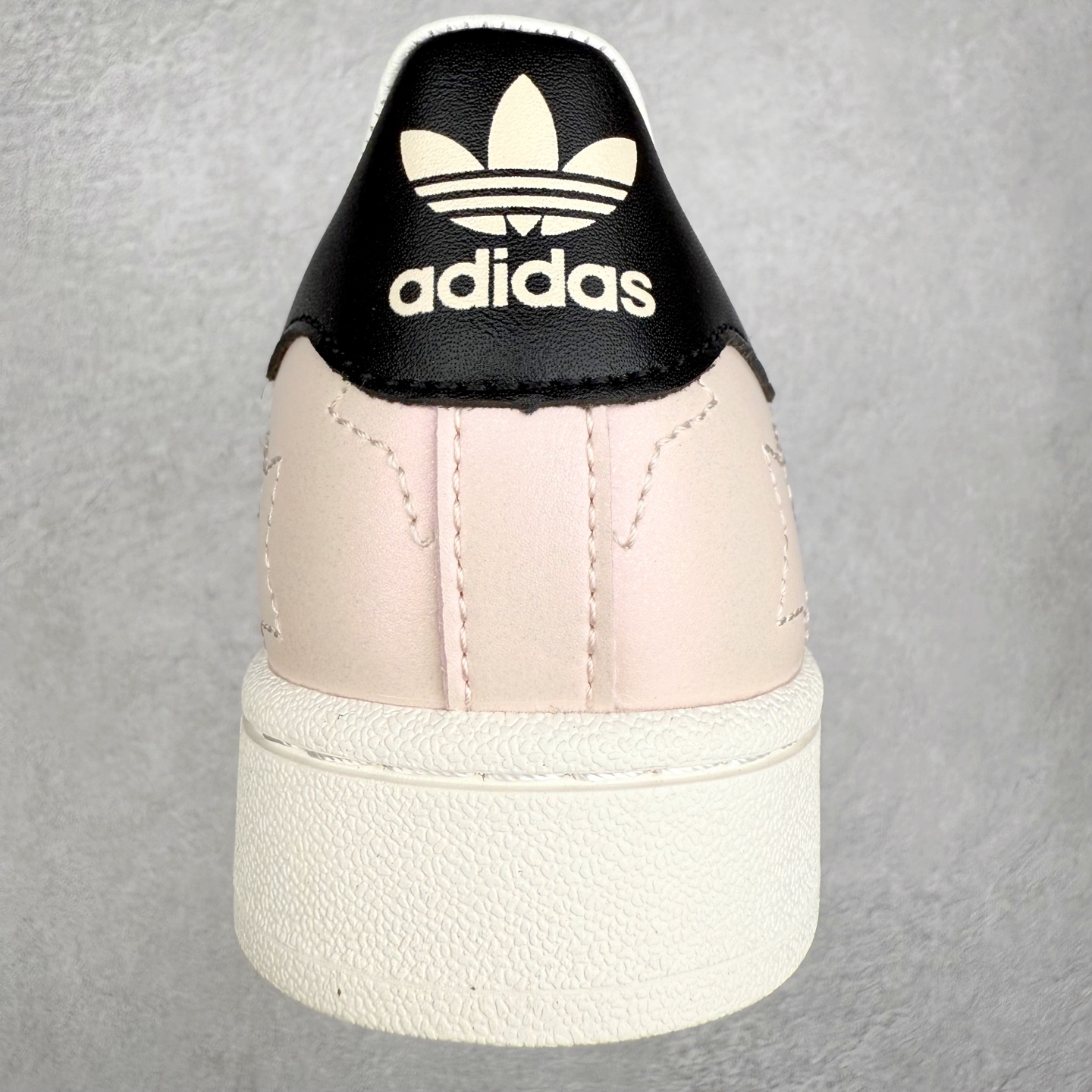 图片[8]-AD Originals Superstar 经典复古贝壳头板鞋 JR6985 诞生于1969年 是第一双将全皮面鞋 身与橡胶鞋头结合在一起的低帮篮球鞋 Superstar最开始 是作为高帮篮球鞋Pro Model的低帮版本而出现的 但因为其独特和醒目的橡胶鞋头造型而让大家熟知 被大家形象地称为\\\”shelltoe\\\”贝壳头 在70年代的美国职业篮球场上 接近3/4的NBA球员都将这双Superstar作为场上用鞋 80年代之后 经过不断的改良和发展 Superstar逐渐成为横跨时装、音乐、街头文化、休闲和运动等各大领域的时尚潮鞋 尺码：36 36.5 37 38 38.5 39 40 40.5 41 42 42.5 43 44 44.5 45-选品中心