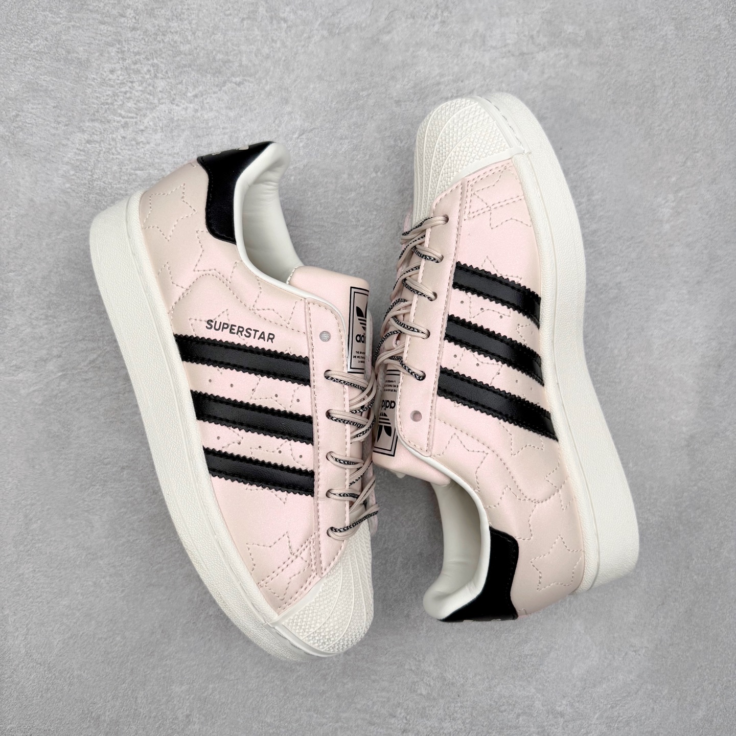 图片[3]-AD Originals Superstar 经典复古贝壳头板鞋 JR6985 诞生于1969年 是第一双将全皮面鞋 身与橡胶鞋头结合在一起的低帮篮球鞋 Superstar最开始 是作为高帮篮球鞋Pro Model的低帮版本而出现的 但因为其独特和醒目的橡胶鞋头造型而让大家熟知 被大家形象地称为\\\”shelltoe\\\”贝壳头 在70年代的美国职业篮球场上 接近3/4的NBA球员都将这双Superstar作为场上用鞋 80年代之后 经过不断的改良和发展 Superstar逐渐成为横跨时装、音乐、街头文化、休闲和运动等各大领域的时尚潮鞋 尺码：36 36.5 37 38 38.5 39 40 40.5 41 42 42.5 43 44 44.5 45-选品中心