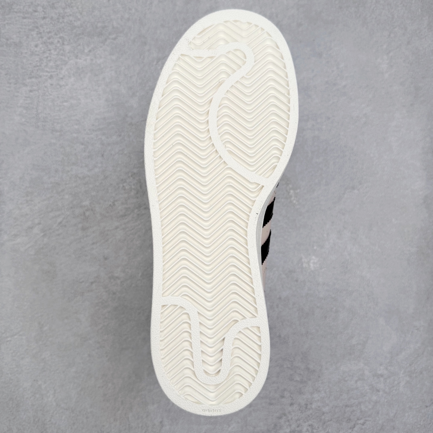 图片[9]-AD Originals Superstar 经典复古贝壳头板鞋 JR6985 诞生于1969年 是第一双将全皮面鞋 身与橡胶鞋头结合在一起的低帮篮球鞋 Superstar最开始 是作为高帮篮球鞋Pro Model的低帮版本而出现的 但因为其独特和醒目的橡胶鞋头造型而让大家熟知 被大家形象地称为\\\”shelltoe\\\”贝壳头 在70年代的美国职业篮球场上 接近3/4的NBA球员都将这双Superstar作为场上用鞋 80年代之后 经过不断的改良和发展 Superstar逐渐成为横跨时装、音乐、街头文化、休闲和运动等各大领域的时尚潮鞋 尺码：36 36.5 37 38 38.5 39 40 40.5 41 42 42.5 43 44 44.5 45-选品中心