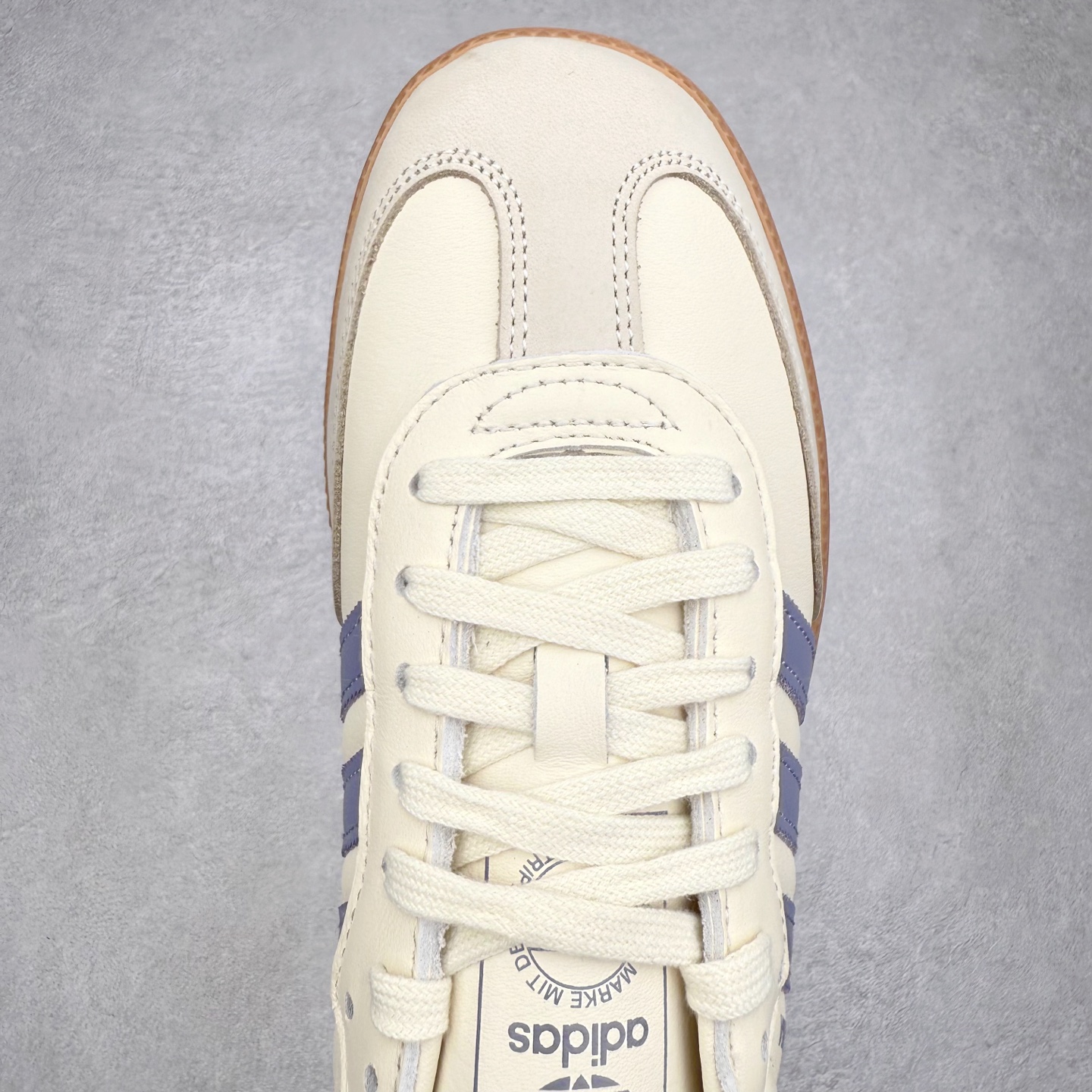 图片[4]-AD Original Samba OG 复古经典轻便板鞋 JS1362 口碑大厂出品 品控大底版型不断改良更新 全套原纸板楦头开发 确保原汁原味 完美呈现桑巴版型 一比一鞋头弧度高度鞋身弧度 此版本只针对中端市场 皮料材质有所更替 其他数据细节工艺流程均保持一致 绝不口嗨 细节品控鞋型随意对比 正确烫金高频细节 原装纳米超迁皮料 独家私模橡胶大底 原盒原配 这款桑巴鞋展示了高质量的工艺 带有装饰的超锁缝制和无缝的手感 柔软、柔软的皮革造型和标志性的3条纹完成了精致的外观 正规合身鞋带 鞋面上有绒面鞋垫 橡胶鞋底 享受正畸套筒软感 自50年代首次亮相以来就一直在赢得粉丝的青睐 尺码：35.5 36 36.5 37.5 38 38.5 39 40 40.5 41 42 42.5 43 44 44.5 45-选品中心