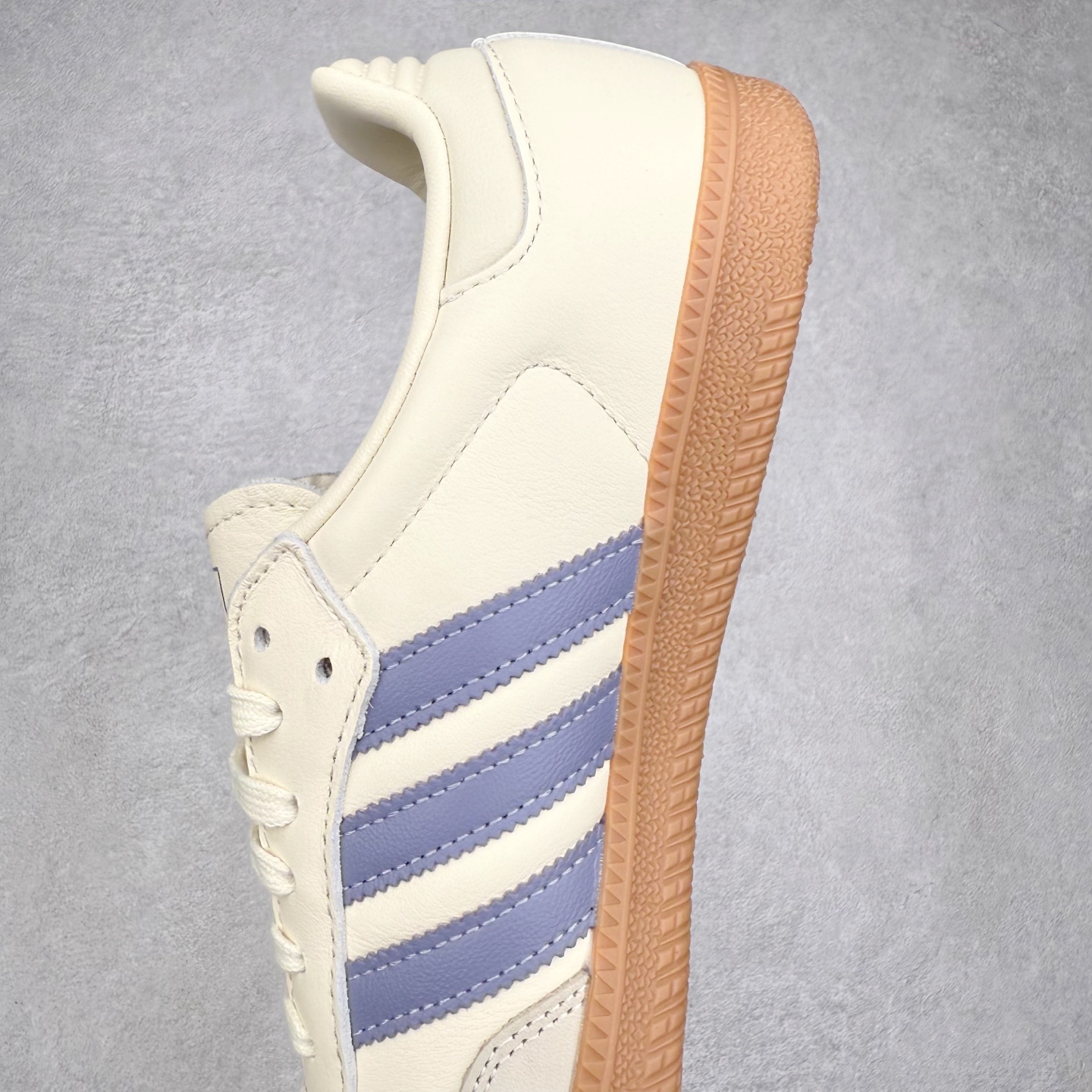 图片[7]-AD Original Samba OG 复古经典轻便板鞋 JS1362 口碑大厂出品 品控大底版型不断改良更新 全套原纸板楦头开发 确保原汁原味 完美呈现桑巴版型 一比一鞋头弧度高度鞋身弧度 此版本只针对中端市场 皮料材质有所更替 其他数据细节工艺流程均保持一致 绝不口嗨 细节品控鞋型随意对比 正确烫金高频细节 原装纳米超迁皮料 独家私模橡胶大底 原盒原配 这款桑巴鞋展示了高质量的工艺 带有装饰的超锁缝制和无缝的手感 柔软、柔软的皮革造型和标志性的3条纹完成了精致的外观 正规合身鞋带 鞋面上有绒面鞋垫 橡胶鞋底 享受正畸套筒软感 自50年代首次亮相以来就一直在赢得粉丝的青睐 尺码：35.5 36 36.5 37.5 38 38.5 39 40 40.5 41 42 42.5 43 44 44.5 45-选品中心