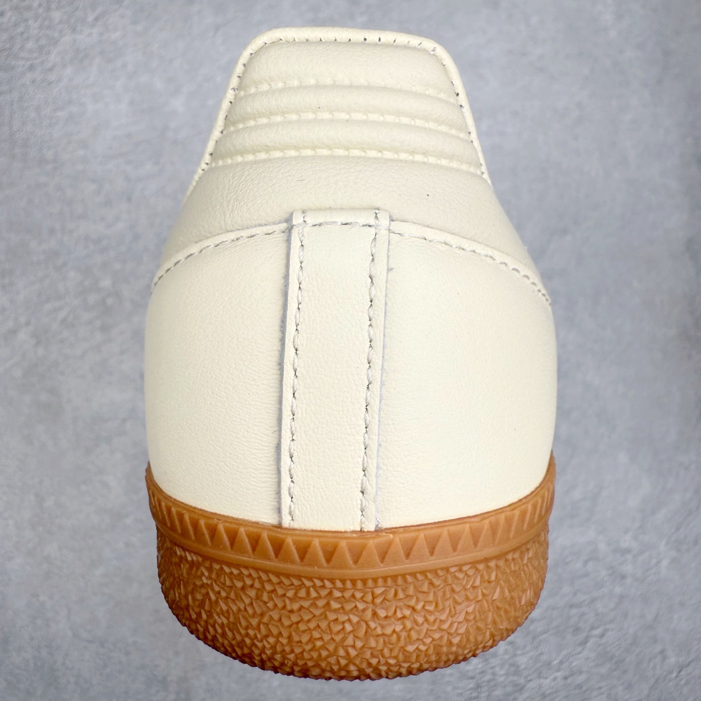 图片[8]-AD Original Samba OG 复古经典轻便板鞋 JS1362 口碑大厂出品 品控大底版型不断改良更新 全套原纸板楦头开发 确保原汁原味 完美呈现桑巴版型 一比一鞋头弧度高度鞋身弧度 此版本只针对中端市场 皮料材质有所更替 其他数据细节工艺流程均保持一致 绝不口嗨 细节品控鞋型随意对比 正确烫金高频细节 原装纳米超迁皮料 独家私模橡胶大底 原盒原配 这款桑巴鞋展示了高质量的工艺 带有装饰的超锁缝制和无缝的手感 柔软、柔软的皮革造型和标志性的3条纹完成了精致的外观 正规合身鞋带 鞋面上有绒面鞋垫 橡胶鞋底 享受正畸套筒软感 自50年代首次亮相以来就一直在赢得粉丝的青睐 尺码：35.5 36 36.5 37.5 38 38.5 39 40 40.5 41 42 42.5 43 44 44.5 45-选品中心