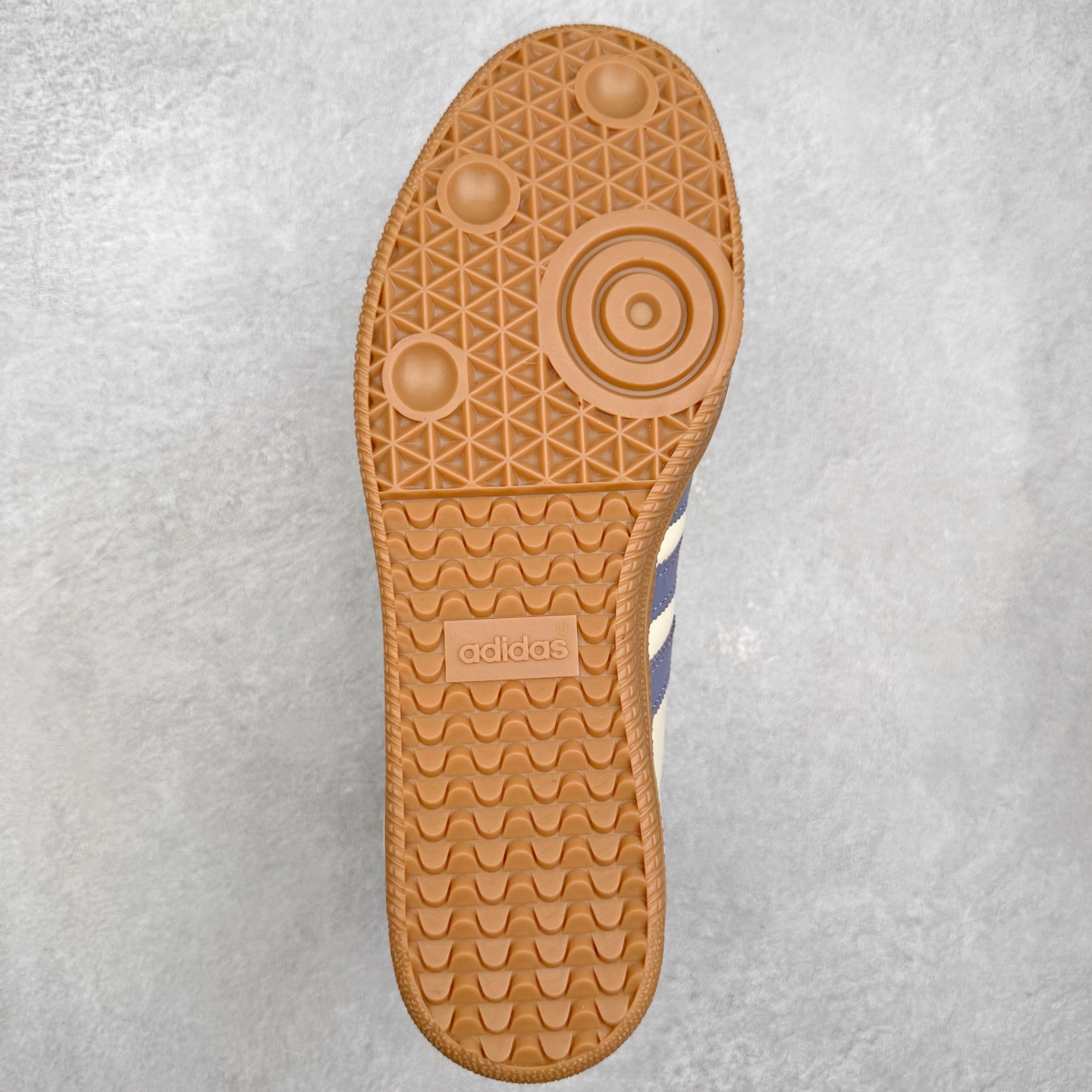 图片[9]-AD Original Samba OG 复古经典轻便板鞋 JS1362 口碑大厂出品 品控大底版型不断改良更新 全套原纸板楦头开发 确保原汁原味 完美呈现桑巴版型 一比一鞋头弧度高度鞋身弧度 此版本只针对中端市场 皮料材质有所更替 其他数据细节工艺流程均保持一致 绝不口嗨 细节品控鞋型随意对比 正确烫金高频细节 原装纳米超迁皮料 独家私模橡胶大底 原盒原配 这款桑巴鞋展示了高质量的工艺 带有装饰的超锁缝制和无缝的手感 柔软、柔软的皮革造型和标志性的3条纹完成了精致的外观 正规合身鞋带 鞋面上有绒面鞋垫 橡胶鞋底 享受正畸套筒软感 自50年代首次亮相以来就一直在赢得粉丝的青睐 尺码：35.5 36 36.5 37.5 38 38.5 39 40 40.5 41 42 42.5 43 44 44.5 45-选品中心