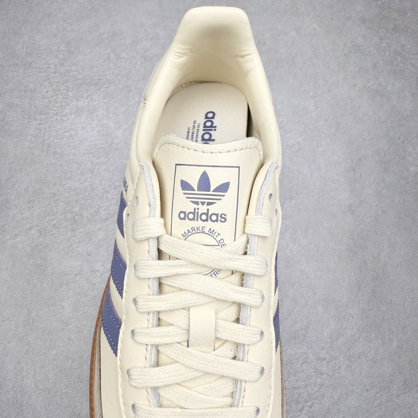 图片[5]-AD Original Samba OG 复古经典轻便板鞋 JS1362 口碑大厂出品 品控大底版型不断改良更新 全套原纸板楦头开发 确保原汁原味 完美呈现桑巴版型 一比一鞋头弧度高度鞋身弧度 此版本只针对中端市场 皮料材质有所更替 其他数据细节工艺流程均保持一致 绝不口嗨 细节品控鞋型随意对比 正确烫金高频细节 原装纳米超迁皮料 独家私模橡胶大底 原盒原配 这款桑巴鞋展示了高质量的工艺 带有装饰的超锁缝制和无缝的手感 柔软、柔软的皮革造型和标志性的3条纹完成了精致的外观 正规合身鞋带 鞋面上有绒面鞋垫 橡胶鞋底 享受正畸套筒软感 自50年代首次亮相以来就一直在赢得粉丝的青睐 尺码：35.5 36 36.5 37.5 38 38.5 39 40 40.5 41 42 42.5 43 44 44.5 45-选品中心