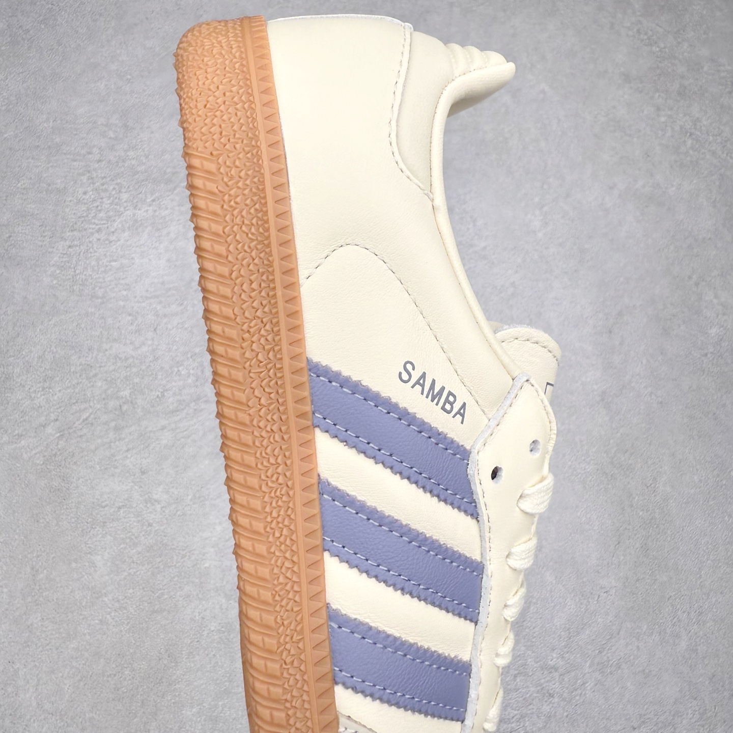 图片[6]-AD Original Samba OG 复古经典轻便板鞋 JS1362 口碑大厂出品 品控大底版型不断改良更新 全套原纸板楦头开发 确保原汁原味 完美呈现桑巴版型 一比一鞋头弧度高度鞋身弧度 此版本只针对中端市场 皮料材质有所更替 其他数据细节工艺流程均保持一致 绝不口嗨 细节品控鞋型随意对比 正确烫金高频细节 原装纳米超迁皮料 独家私模橡胶大底 原盒原配 这款桑巴鞋展示了高质量的工艺 带有装饰的超锁缝制和无缝的手感 柔软、柔软的皮革造型和标志性的3条纹完成了精致的外观 正规合身鞋带 鞋面上有绒面鞋垫 橡胶鞋底 享受正畸套筒软感 自50年代首次亮相以来就一直在赢得粉丝的青睐 尺码：35.5 36 36.5 37.5 38 38.5 39 40 40.5 41 42 42.5 43 44 44.5 45-选品中心