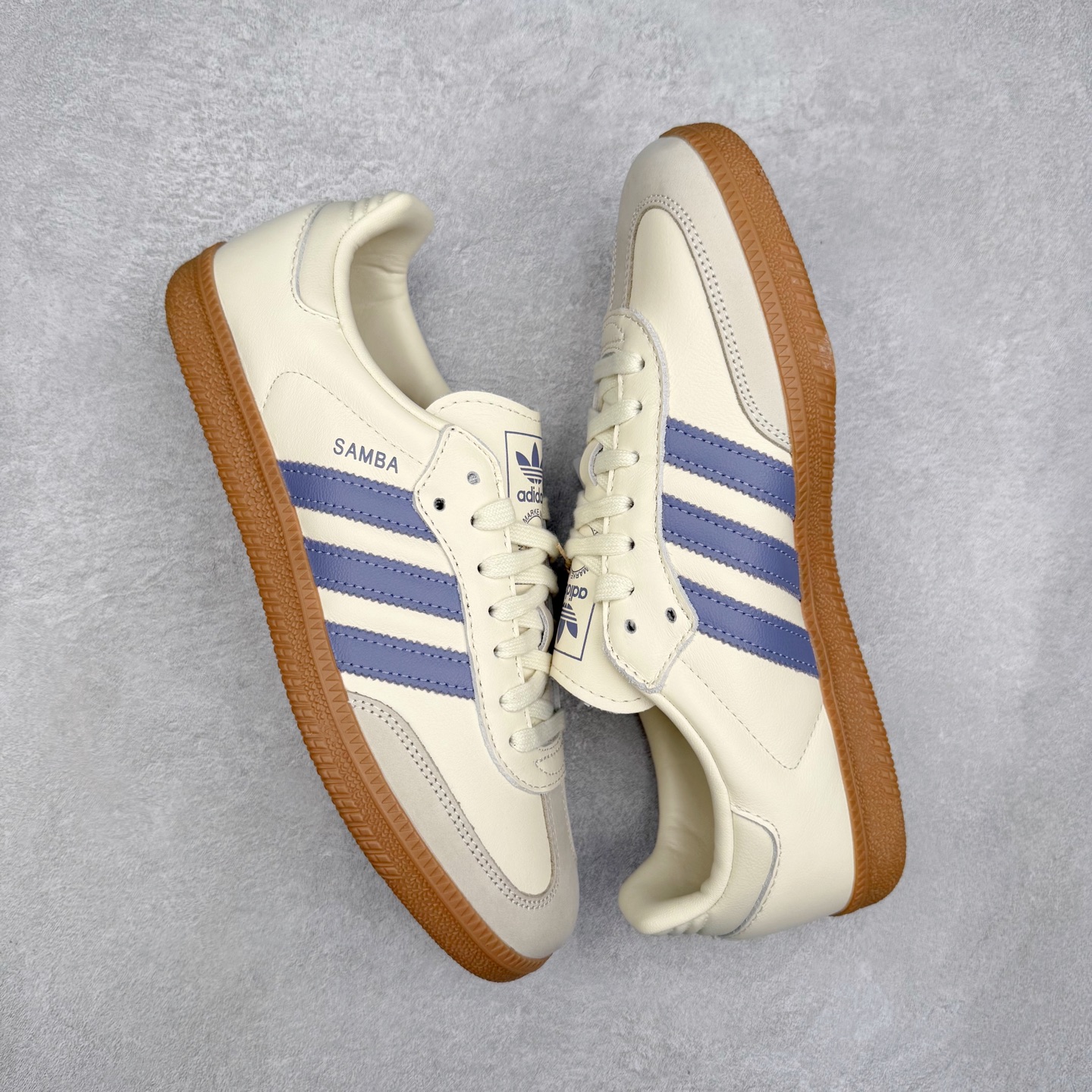 图片[3]-AD Original Samba OG 复古经典轻便板鞋 JS1362 口碑大厂出品 品控大底版型不断改良更新 全套原纸板楦头开发 确保原汁原味 完美呈现桑巴版型 一比一鞋头弧度高度鞋身弧度 此版本只针对中端市场 皮料材质有所更替 其他数据细节工艺流程均保持一致 绝不口嗨 细节品控鞋型随意对比 正确烫金高频细节 原装纳米超迁皮料 独家私模橡胶大底 原盒原配 这款桑巴鞋展示了高质量的工艺 带有装饰的超锁缝制和无缝的手感 柔软、柔软的皮革造型和标志性的3条纹完成了精致的外观 正规合身鞋带 鞋面上有绒面鞋垫 橡胶鞋底 享受正畸套筒软感 自50年代首次亮相以来就一直在赢得粉丝的青睐 尺码：35.5 36 36.5 37.5 38 38.5 39 40 40.5 41 42 42.5 43 44 44.5 45-选品中心