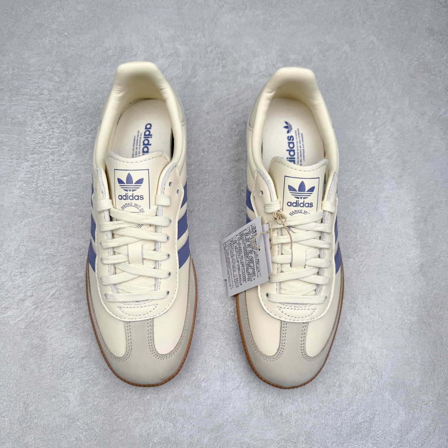 图片[2]-AD Original Samba OG 复古经典轻便板鞋 JS1362 口碑大厂出品 品控大底版型不断改良更新 全套原纸板楦头开发 确保原汁原味 完美呈现桑巴版型 一比一鞋头弧度高度鞋身弧度 此版本只针对中端市场 皮料材质有所更替 其他数据细节工艺流程均保持一致 绝不口嗨 细节品控鞋型随意对比 正确烫金高频细节 原装纳米超迁皮料 独家私模橡胶大底 原盒原配 这款桑巴鞋展示了高质量的工艺 带有装饰的超锁缝制和无缝的手感 柔软、柔软的皮革造型和标志性的3条纹完成了精致的外观 正规合身鞋带 鞋面上有绒面鞋垫 橡胶鞋底 享受正畸套筒软感 自50年代首次亮相以来就一直在赢得粉丝的青睐 尺码：35.5 36 36.5 37.5 38 38.5 39 40 40.5 41 42 42.5 43 44 44.5 45-选品中心