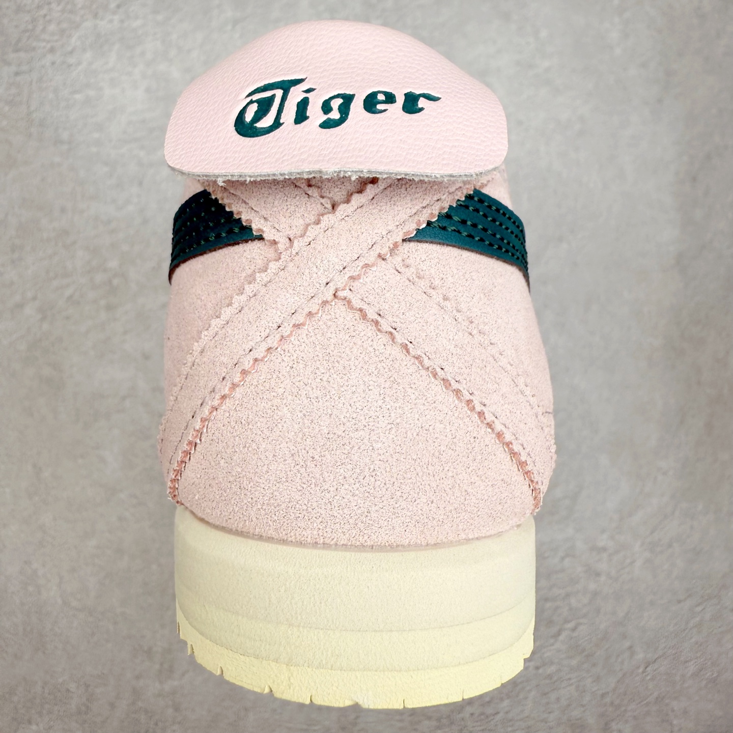 图片[8]-＃C版 Asics Onitsuka Tiger MEXICO 66 亚瑟士鬼冢虎复古经典板鞋 市场王者选手 海外订单工厂出品 长期生产补货永不断码 超成熟稳定的做工品控 原装全套纸板楦头开发 原汁原味 完美呈现版型 私模正确鞋底咬花纹路 一比一鞋头弧度高度鞋身弧度 绝不口嗨 细节品控鞋型随意秒杀市面 原档咬花纹路私模大底 一个单元有六个三角形 总体形拼接呈现花瓣状 官方四联吊牌 原装Ortholite轻量化鞋垫 原盒原配 质保卡 说明书 钢印防尘纸 纸板中底带钢印 乳胶组合鞋垫 支持全方位的对比专柜 产品从款式颜色造型上体现出追求舒适和细节的完美 鞋类更是推崇手工制作的严谨与完美 融舒适性与可穿性的设计风格 注重细节的完美和别致魅力 既保持稳重 又不失轻松的时尚感 尺码：36 37 37.5 38 39 39.5 40 40.5 41.5 42 42.5 43.5 44 45-选品中心