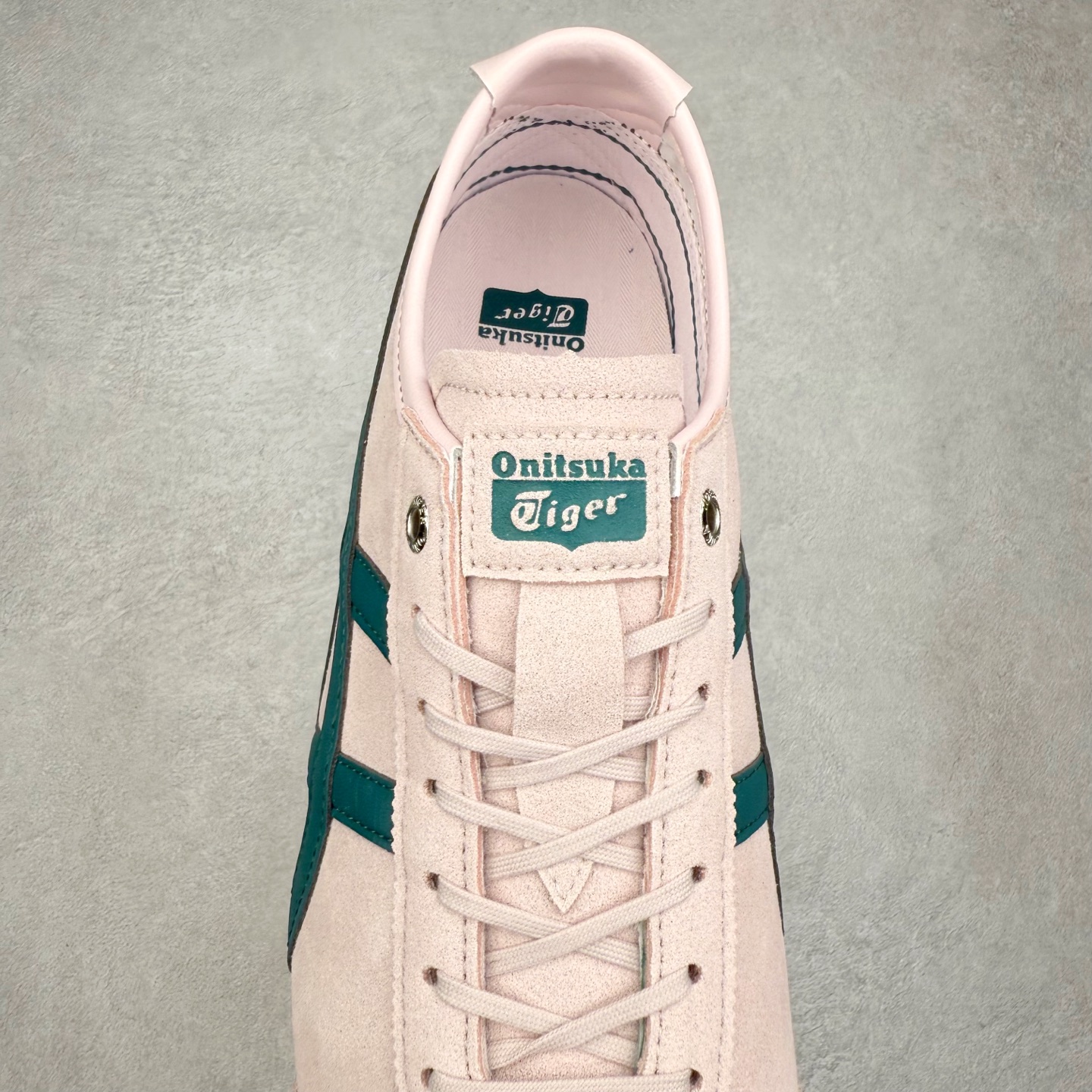 图片[5]-＃C版 Asics Onitsuka Tiger MEXICO 66 亚瑟士鬼冢虎复古经典板鞋 市场王者选手 海外订单工厂出品 长期生产补货永不断码 超成熟稳定的做工品控 原装全套纸板楦头开发 原汁原味 完美呈现版型 私模正确鞋底咬花纹路 一比一鞋头弧度高度鞋身弧度 绝不口嗨 细节品控鞋型随意秒杀市面 原档咬花纹路私模大底 一个单元有六个三角形 总体形拼接呈现花瓣状 官方四联吊牌 原装Ortholite轻量化鞋垫 原盒原配 质保卡 说明书 钢印防尘纸 纸板中底带钢印 乳胶组合鞋垫 支持全方位的对比专柜 产品从款式颜色造型上体现出追求舒适和细节的完美 鞋类更是推崇手工制作的严谨与完美 融舒适性与可穿性的设计风格 注重细节的完美和别致魅力 既保持稳重 又不失轻松的时尚感 尺码：36 37 37.5 38 39 39.5 40 40.5 41.5 42 42.5 43.5 44 45-选品中心