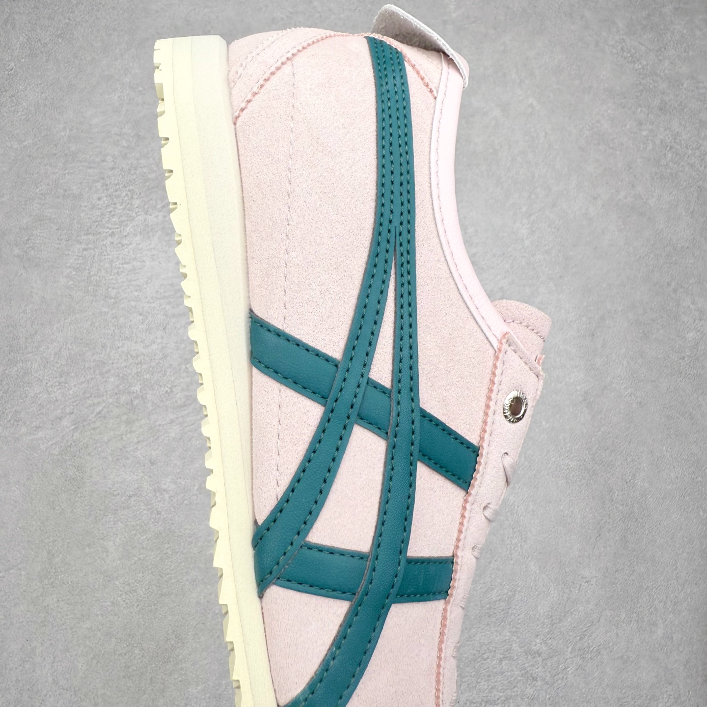 图片[6]-＃C版 Asics Onitsuka Tiger MEXICO 66 亚瑟士鬼冢虎复古经典板鞋 市场王者选手 海外订单工厂出品 长期生产补货永不断码 超成熟稳定的做工品控 原装全套纸板楦头开发 原汁原味 完美呈现版型 私模正确鞋底咬花纹路 一比一鞋头弧度高度鞋身弧度 绝不口嗨 细节品控鞋型随意秒杀市面 原档咬花纹路私模大底 一个单元有六个三角形 总体形拼接呈现花瓣状 官方四联吊牌 原装Ortholite轻量化鞋垫 原盒原配 质保卡 说明书 钢印防尘纸 纸板中底带钢印 乳胶组合鞋垫 支持全方位的对比专柜 产品从款式颜色造型上体现出追求舒适和细节的完美 鞋类更是推崇手工制作的严谨与完美 融舒适性与可穿性的设计风格 注重细节的完美和别致魅力 既保持稳重 又不失轻松的时尚感 尺码：36 37 37.5 38 39 39.5 40 40.5 41.5 42 42.5 43.5 44 45-选品中心