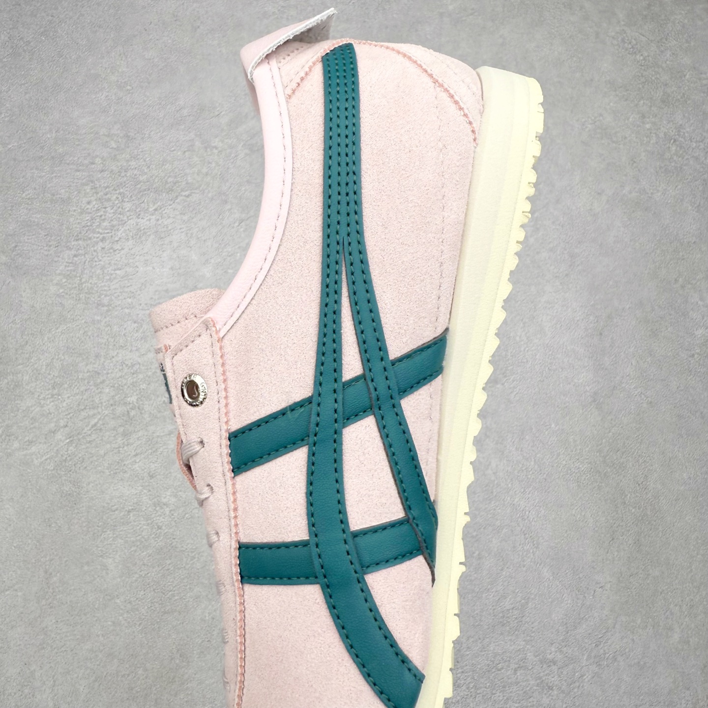 图片[7]-＃C版 Asics Onitsuka Tiger MEXICO 66 亚瑟士鬼冢虎复古经典板鞋 市场王者选手 海外订单工厂出品 长期生产补货永不断码 超成熟稳定的做工品控 原装全套纸板楦头开发 原汁原味 完美呈现版型 私模正确鞋底咬花纹路 一比一鞋头弧度高度鞋身弧度 绝不口嗨 细节品控鞋型随意秒杀市面 原档咬花纹路私模大底 一个单元有六个三角形 总体形拼接呈现花瓣状 官方四联吊牌 原装Ortholite轻量化鞋垫 原盒原配 质保卡 说明书 钢印防尘纸 纸板中底带钢印 乳胶组合鞋垫 支持全方位的对比专柜 产品从款式颜色造型上体现出追求舒适和细节的完美 鞋类更是推崇手工制作的严谨与完美 融舒适性与可穿性的设计风格 注重细节的完美和别致魅力 既保持稳重 又不失轻松的时尚感 尺码：36 37 37.5 38 39 39.5 40 40.5 41.5 42 42.5 43.5 44 45-选品中心