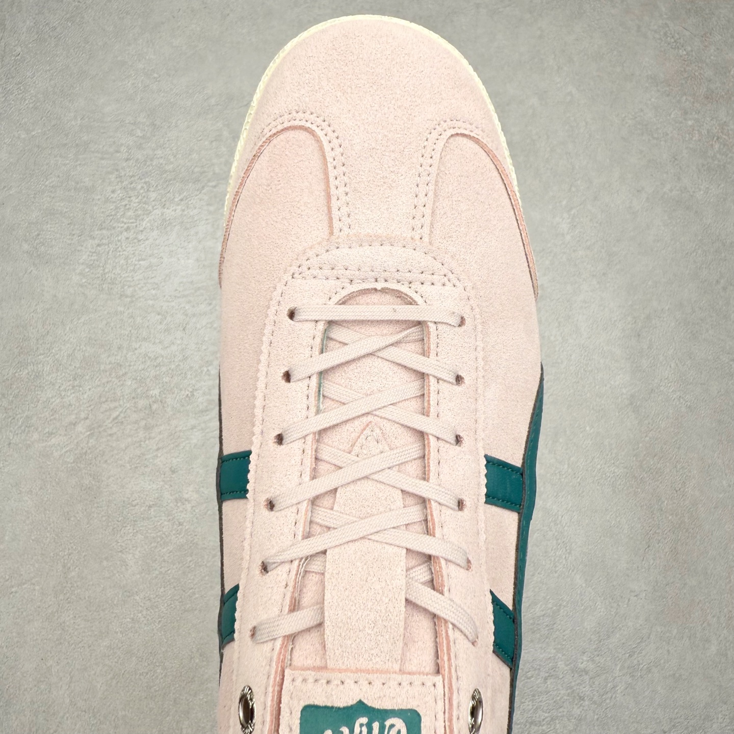 图片[4]-＃C版 Asics Onitsuka Tiger MEXICO 66 亚瑟士鬼冢虎复古经典板鞋 市场王者选手 海外订单工厂出品 长期生产补货永不断码 超成熟稳定的做工品控 原装全套纸板楦头开发 原汁原味 完美呈现版型 私模正确鞋底咬花纹路 一比一鞋头弧度高度鞋身弧度 绝不口嗨 细节品控鞋型随意秒杀市面 原档咬花纹路私模大底 一个单元有六个三角形 总体形拼接呈现花瓣状 官方四联吊牌 原装Ortholite轻量化鞋垫 原盒原配 质保卡 说明书 钢印防尘纸 纸板中底带钢印 乳胶组合鞋垫 支持全方位的对比专柜 产品从款式颜色造型上体现出追求舒适和细节的完美 鞋类更是推崇手工制作的严谨与完美 融舒适性与可穿性的设计风格 注重细节的完美和别致魅力 既保持稳重 又不失轻松的时尚感 尺码：36 37 37.5 38 39 39.5 40 40.5 41.5 42 42.5 43.5 44 45-选品中心