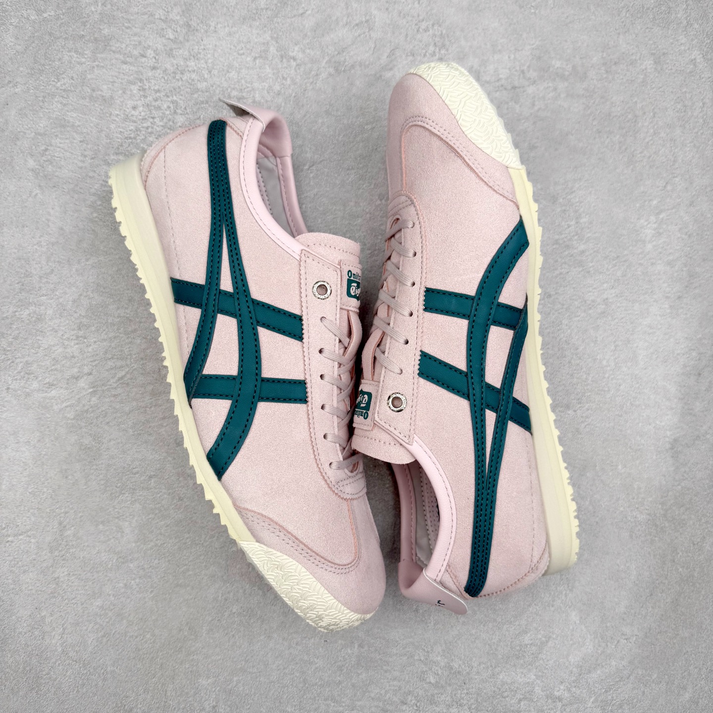 图片[3]-＃C版 Asics Onitsuka Tiger MEXICO 66 亚瑟士鬼冢虎复古经典板鞋 市场王者选手 海外订单工厂出品 长期生产补货永不断码 超成熟稳定的做工品控 原装全套纸板楦头开发 原汁原味 完美呈现版型 私模正确鞋底咬花纹路 一比一鞋头弧度高度鞋身弧度 绝不口嗨 细节品控鞋型随意秒杀市面 原档咬花纹路私模大底 一个单元有六个三角形 总体形拼接呈现花瓣状 官方四联吊牌 原装Ortholite轻量化鞋垫 原盒原配 质保卡 说明书 钢印防尘纸 纸板中底带钢印 乳胶组合鞋垫 支持全方位的对比专柜 产品从款式颜色造型上体现出追求舒适和细节的完美 鞋类更是推崇手工制作的严谨与完美 融舒适性与可穿性的设计风格 注重细节的完美和别致魅力 既保持稳重 又不失轻松的时尚感 尺码：36 37 37.5 38 39 39.5 40 40.5 41.5 42 42.5 43.5 44 45-选品中心