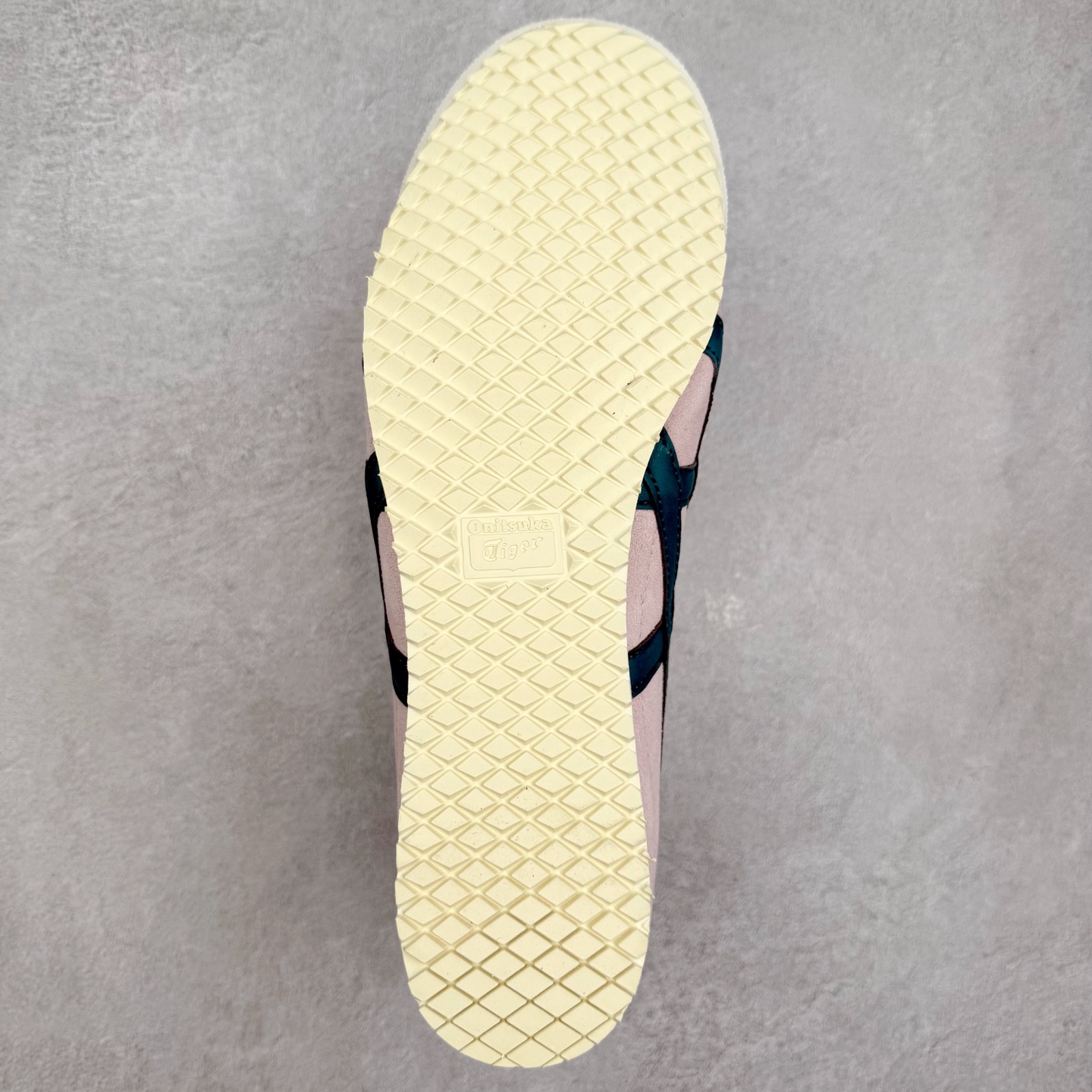 图片[9]-＃C版 Asics Onitsuka Tiger MEXICO 66 亚瑟士鬼冢虎复古经典板鞋 市场王者选手 海外订单工厂出品 长期生产补货永不断码 超成熟稳定的做工品控 原装全套纸板楦头开发 原汁原味 完美呈现版型 私模正确鞋底咬花纹路 一比一鞋头弧度高度鞋身弧度 绝不口嗨 细节品控鞋型随意秒杀市面 原档咬花纹路私模大底 一个单元有六个三角形 总体形拼接呈现花瓣状 官方四联吊牌 原装Ortholite轻量化鞋垫 原盒原配 质保卡 说明书 钢印防尘纸 纸板中底带钢印 乳胶组合鞋垫 支持全方位的对比专柜 产品从款式颜色造型上体现出追求舒适和细节的完美 鞋类更是推崇手工制作的严谨与完美 融舒适性与可穿性的设计风格 注重细节的完美和别致魅力 既保持稳重 又不失轻松的时尚感 尺码：36 37 37.5 38 39 39.5 40 40.5 41.5 42 42.5 43.5 44 45-选品中心