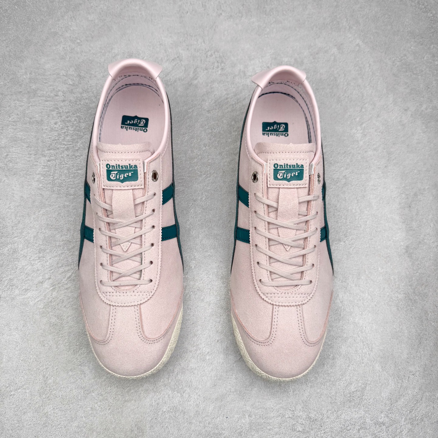 图片[2]-＃C版 Asics Onitsuka Tiger MEXICO 66 亚瑟士鬼冢虎复古经典板鞋 市场王者选手 海外订单工厂出品 长期生产补货永不断码 超成熟稳定的做工品控 原装全套纸板楦头开发 原汁原味 完美呈现版型 私模正确鞋底咬花纹路 一比一鞋头弧度高度鞋身弧度 绝不口嗨 细节品控鞋型随意秒杀市面 原档咬花纹路私模大底 一个单元有六个三角形 总体形拼接呈现花瓣状 官方四联吊牌 原装Ortholite轻量化鞋垫 原盒原配 质保卡 说明书 钢印防尘纸 纸板中底带钢印 乳胶组合鞋垫 支持全方位的对比专柜 产品从款式颜色造型上体现出追求舒适和细节的完美 鞋类更是推崇手工制作的严谨与完美 融舒适性与可穿性的设计风格 注重细节的完美和别致魅力 既保持稳重 又不失轻松的时尚感 尺码：36 37 37.5 38 39 39.5 40 40.5 41.5 42 42.5 43.5 44 45-选品中心