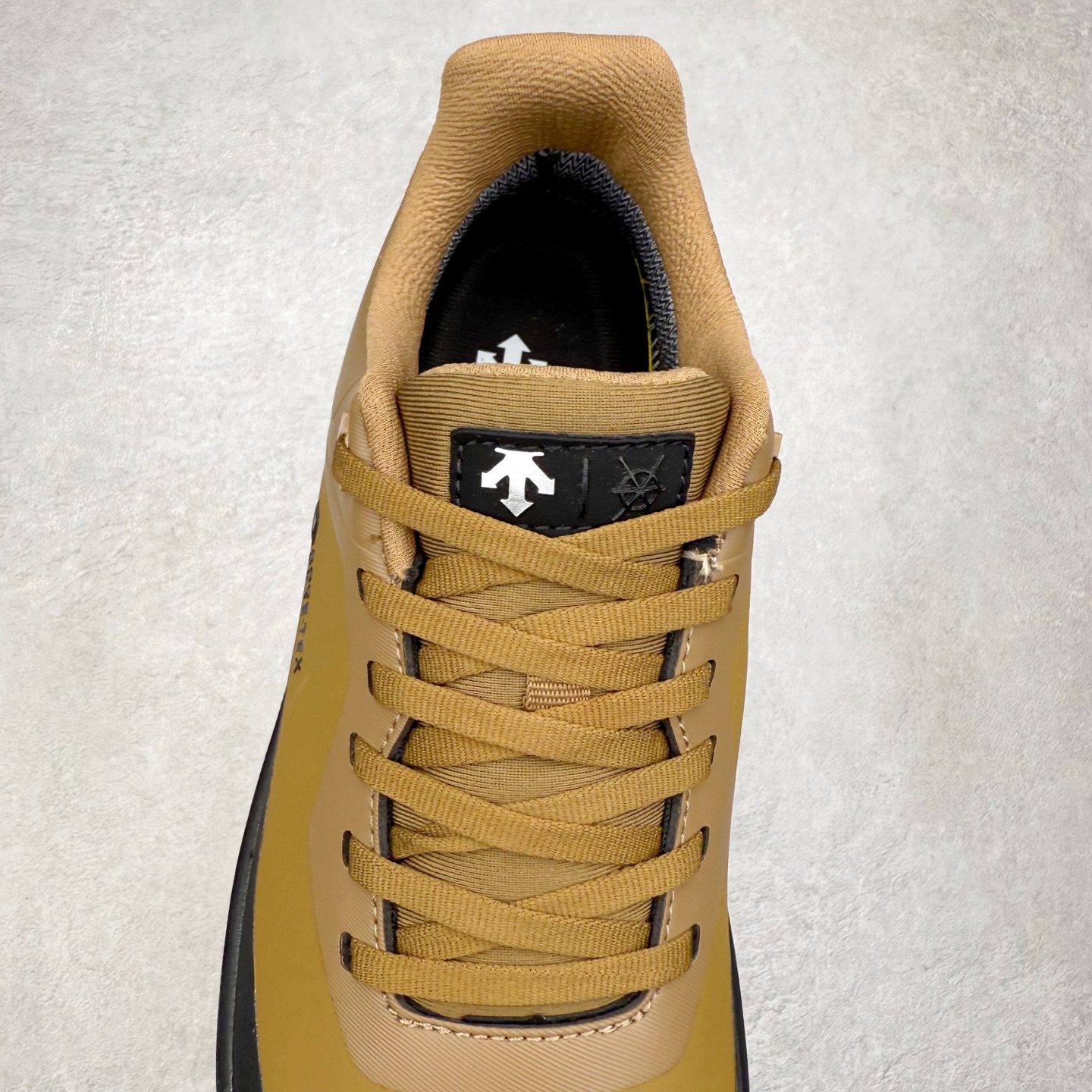 图片[5]-DESCENTE Dualis 迪桑特防水户外耐磨低帮生活休闲徒步登山鞋 DESCENTE（迪桑特）创立于1935年，品牌名取自法语词汇，意为“滑降”。品牌箭头标识代表滑雪的三种技术“高速直线滑行”、“穿越”和“侧滑”，也寓意品牌在打造高端专业运动产品中不断追求完美的创新精神，致力于成为中国高端专业滑雪、综训、女子、铁人三项、高尔夫的第一品牌。尺码：39 40 41 42 43 44 45-选品中心