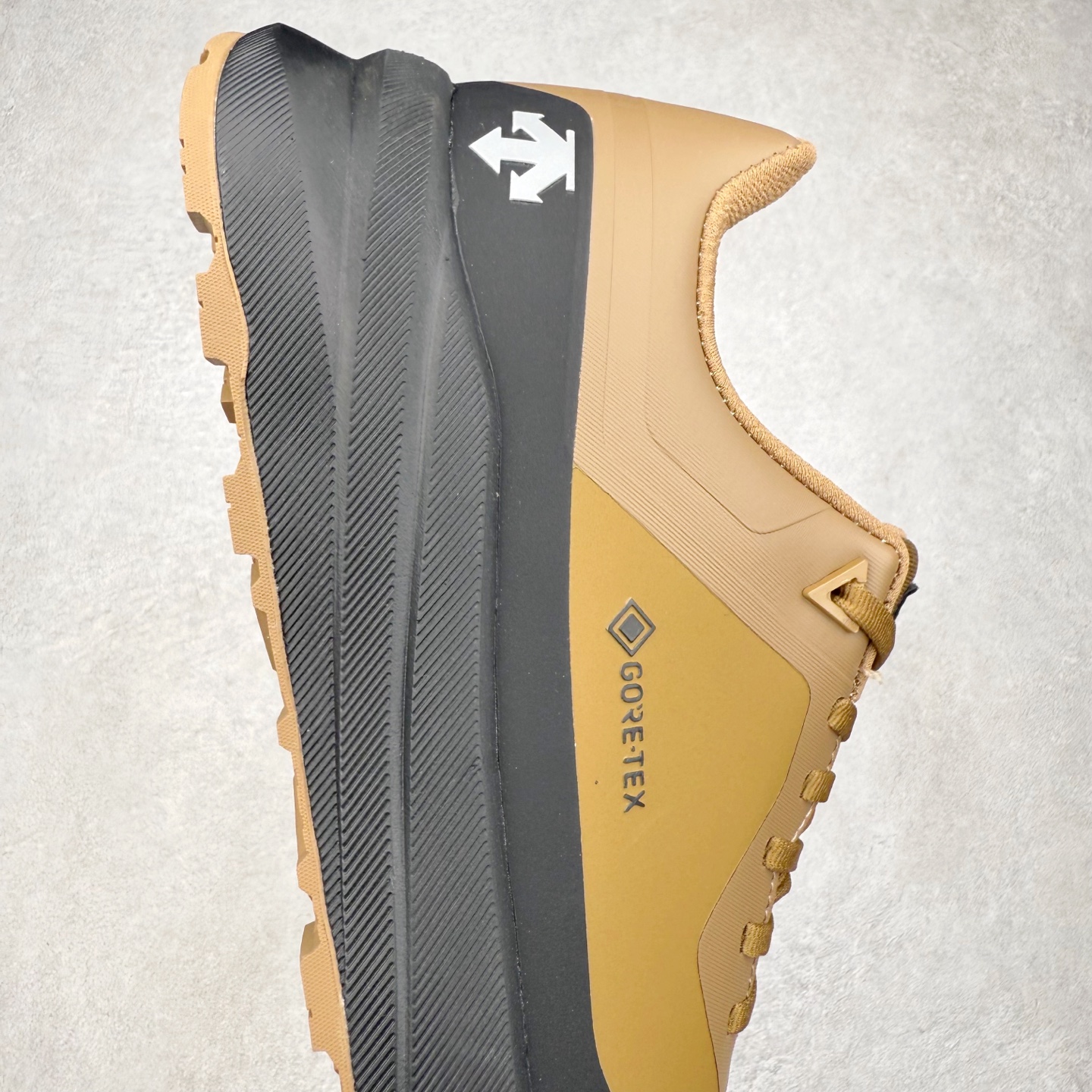 图片[6]-DESCENTE Dualis 迪桑特防水户外耐磨低帮生活休闲徒步登山鞋 DESCENTE（迪桑特）创立于1935年，品牌名取自法语词汇，意为“滑降”。品牌箭头标识代表滑雪的三种技术“高速直线滑行”、“穿越”和“侧滑”，也寓意品牌在打造高端专业运动产品中不断追求完美的创新精神，致力于成为中国高端专业滑雪、综训、女子、铁人三项、高尔夫的第一品牌。尺码：39 40 41 42 43 44 45-选品中心