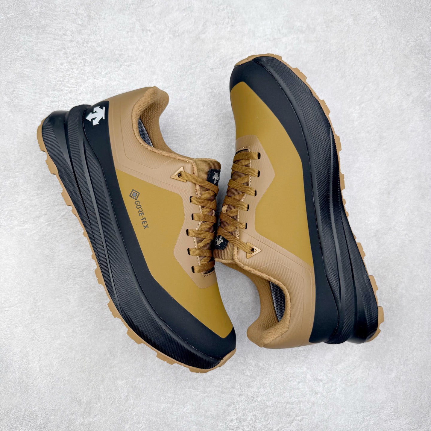 图片[3]-DESCENTE Dualis 迪桑特防水户外耐磨低帮生活休闲徒步登山鞋 DESCENTE（迪桑特）创立于1935年，品牌名取自法语词汇，意为“滑降”。品牌箭头标识代表滑雪的三种技术“高速直线滑行”、“穿越”和“侧滑”，也寓意品牌在打造高端专业运动产品中不断追求完美的创新精神，致力于成为中国高端专业滑雪、综训、女子、铁人三项、高尔夫的第一品牌。尺码：39 40 41 42 43 44 45-选品中心