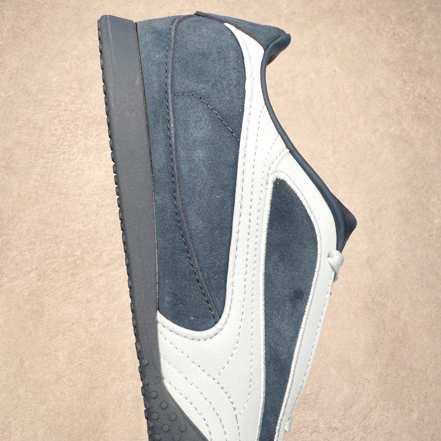 图片[6]-PUMA Bella UT Low 彪马贝拉UT系列低帮薄底德训复古风经典百搭休闲慢跑鞋 继将 Speedcat OG 带回后，近日 Puma 再以品牌档案室的经典鞋型 Bella OG 为蓝本，推出契合时下薄底球鞋趋势的 Bella UT 鞋款。自 21 世纪初问世以来，Bella OG 鞋型以其独特的薄底设计和上翻外底设计收获了众多年轻拥趸，更是 PUMA DNA 中不可磨灭的经典。此番重新推出的 Bella UT 鞋款，整体鞋面采用上乘皮革材质，并延续 Formstrip 设计语言；鞋头处采用精致的包头设计，搭配麂皮材质提升质感；鞋底部分保留 Bella 鞋款标志性的薄底和点状橡胶外底，上翘的设计包裹鞋面；鞋舌与鞋跟分别点缀美洲狮 Logo 与品牌字母 Logo。值得一提的是，本次 Bella UT 鞋款搭载 SOFTFOAM+ 鞋垫，兼顾美学设计与穿着舒适度。而配色上则提供白、黄、蓝、银、粉五款颜色。尺码：35.5 36 37 37.5 38 39 39.5 40 40.5 41 42 42.5 43 44 44.5 45-选品中心