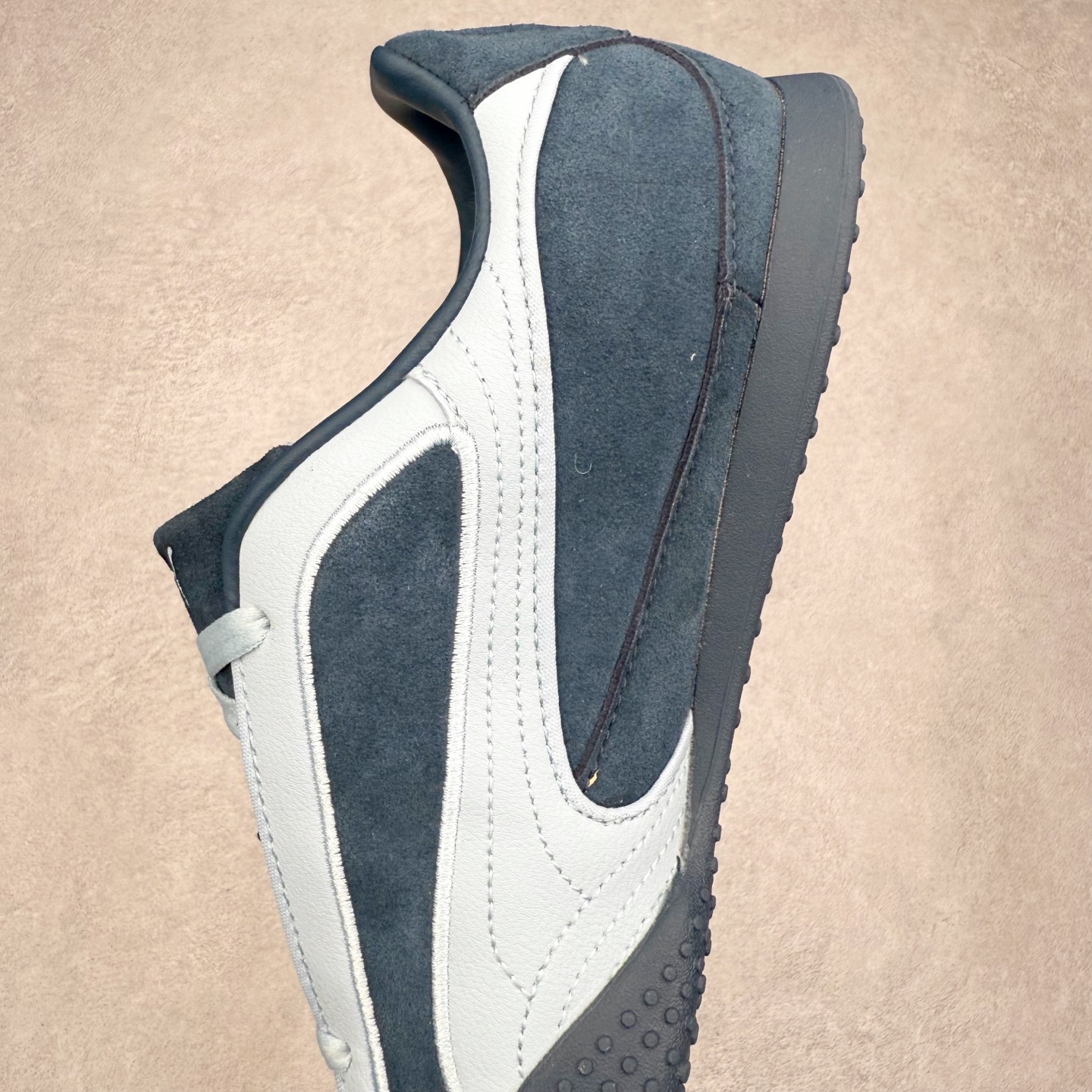 图片[7]-PUMA Bella UT Low 彪马贝拉UT系列低帮薄底德训复古风经典百搭休闲慢跑鞋 继将 Speedcat OG 带回后，近日 Puma 再以品牌档案室的经典鞋型 Bella OG 为蓝本，推出契合时下薄底球鞋趋势的 Bella UT 鞋款。自 21 世纪初问世以来，Bella OG 鞋型以其独特的薄底设计和上翻外底设计收获了众多年轻拥趸，更是 PUMA DNA 中不可磨灭的经典。此番重新推出的 Bella UT 鞋款，整体鞋面采用上乘皮革材质，并延续 Formstrip 设计语言；鞋头处采用精致的包头设计，搭配麂皮材质提升质感；鞋底部分保留 Bella 鞋款标志性的薄底和点状橡胶外底，上翘的设计包裹鞋面；鞋舌与鞋跟分别点缀美洲狮 Logo 与品牌字母 Logo。值得一提的是，本次 Bella UT 鞋款搭载 SOFTFOAM+ 鞋垫，兼顾美学设计与穿着舒适度。而配色上则提供白、黄、蓝、银、粉五款颜色。尺码：35.5 36 37 37.5 38 39 39.5 40 40.5 41 42 42.5 43 44 44.5 45-选品中心