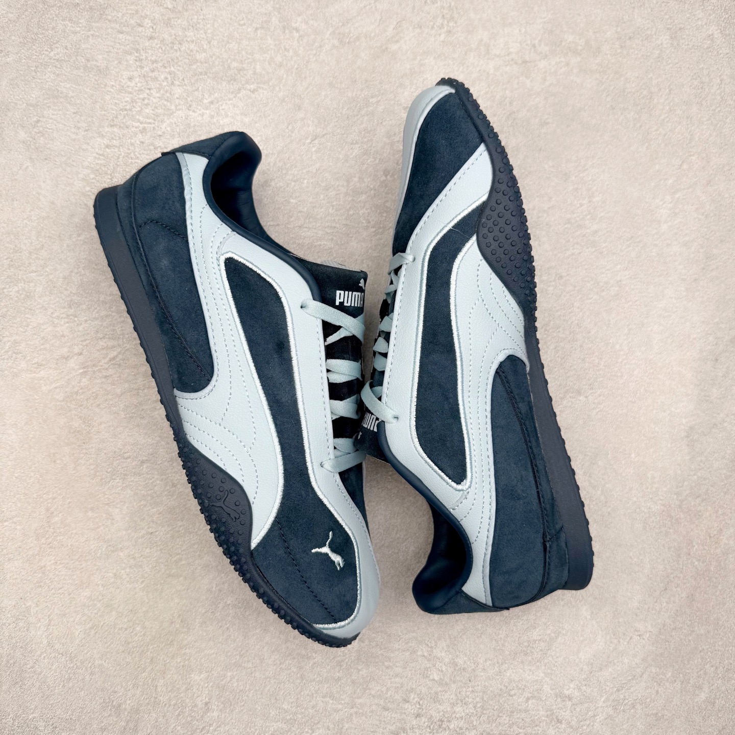 图片[3]-PUMA Bella UT Low 彪马贝拉UT系列低帮薄底德训复古风经典百搭休闲慢跑鞋 继将 Speedcat OG 带回后，近日 Puma 再以品牌档案室的经典鞋型 Bella OG 为蓝本，推出契合时下薄底球鞋趋势的 Bella UT 鞋款。自 21 世纪初问世以来，Bella OG 鞋型以其独特的薄底设计和上翻外底设计收获了众多年轻拥趸，更是 PUMA DNA 中不可磨灭的经典。此番重新推出的 Bella UT 鞋款，整体鞋面采用上乘皮革材质，并延续 Formstrip 设计语言；鞋头处采用精致的包头设计，搭配麂皮材质提升质感；鞋底部分保留 Bella 鞋款标志性的薄底和点状橡胶外底，上翘的设计包裹鞋面；鞋舌与鞋跟分别点缀美洲狮 Logo 与品牌字母 Logo。值得一提的是，本次 Bella UT 鞋款搭载 SOFTFOAM+ 鞋垫，兼顾美学设计与穿着舒适度。而配色上则提供白、黄、蓝、银、粉五款颜色。尺码：35.5 36 37 37.5 38 39 39.5 40 40.5 41 42 42.5 43 44 44.5 45-选品中心