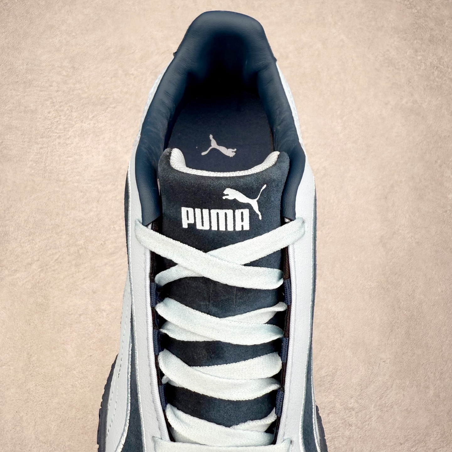 图片[5]-PUMA Bella UT Low 彪马贝拉UT系列低帮薄底德训复古风经典百搭休闲慢跑鞋 继将 Speedcat OG 带回后，近日 Puma 再以品牌档案室的经典鞋型 Bella OG 为蓝本，推出契合时下薄底球鞋趋势的 Bella UT 鞋款。自 21 世纪初问世以来，Bella OG 鞋型以其独特的薄底设计和上翻外底设计收获了众多年轻拥趸，更是 PUMA DNA 中不可磨灭的经典。此番重新推出的 Bella UT 鞋款，整体鞋面采用上乘皮革材质，并延续 Formstrip 设计语言；鞋头处采用精致的包头设计，搭配麂皮材质提升质感；鞋底部分保留 Bella 鞋款标志性的薄底和点状橡胶外底，上翘的设计包裹鞋面；鞋舌与鞋跟分别点缀美洲狮 Logo 与品牌字母 Logo。值得一提的是，本次 Bella UT 鞋款搭载 SOFTFOAM+ 鞋垫，兼顾美学设计与穿着舒适度。而配色上则提供白、黄、蓝、银、粉五款颜色。尺码：35.5 36 37 37.5 38 39 39.5 40 40.5 41 42 42.5 43 44 44.5 45-选品中心