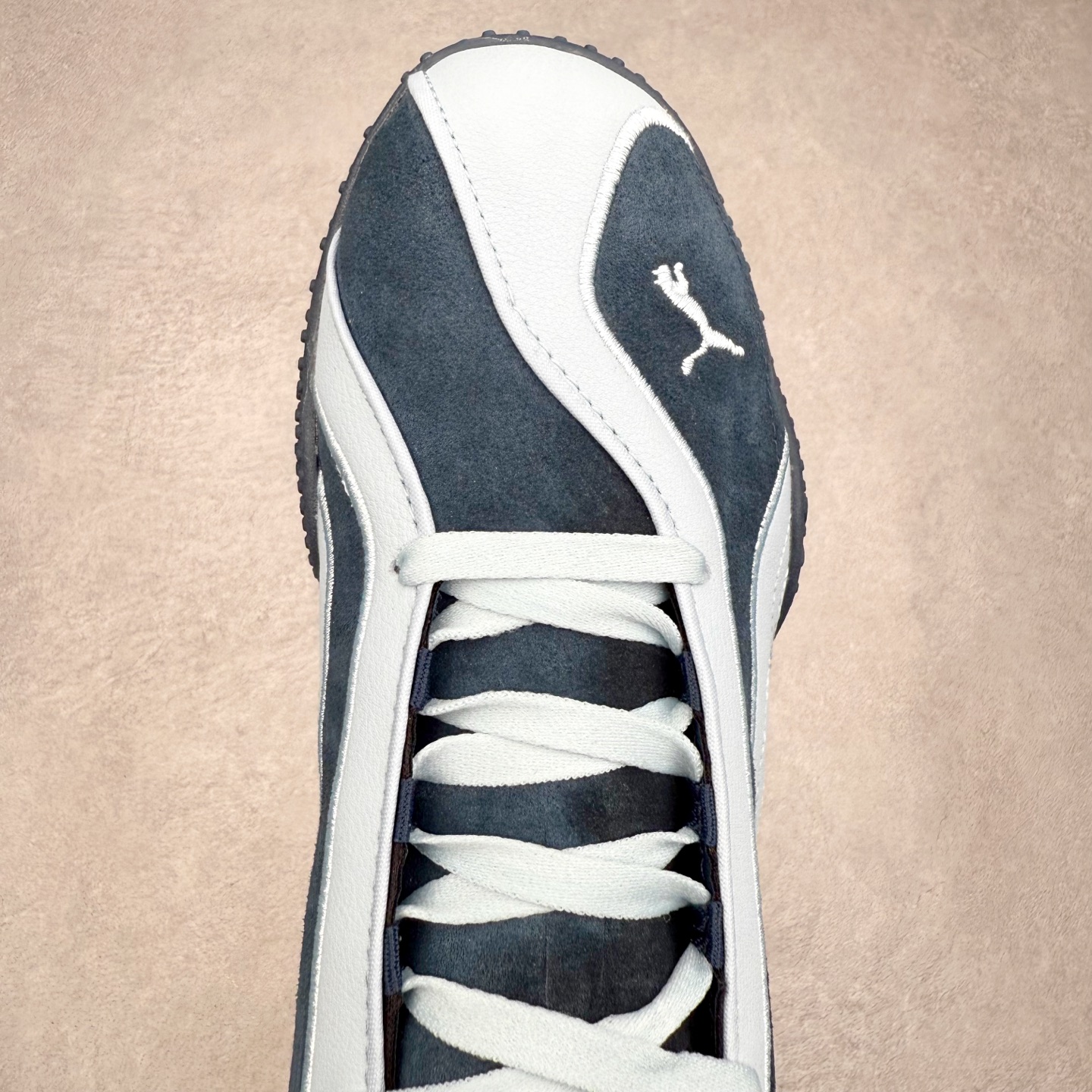 图片[4]-PUMA Bella UT Low 彪马贝拉UT系列低帮薄底德训复古风经典百搭休闲慢跑鞋 继将 Speedcat OG 带回后，近日 Puma 再以品牌档案室的经典鞋型 Bella OG 为蓝本，推出契合时下薄底球鞋趋势的 Bella UT 鞋款。自 21 世纪初问世以来，Bella OG 鞋型以其独特的薄底设计和上翻外底设计收获了众多年轻拥趸，更是 PUMA DNA 中不可磨灭的经典。此番重新推出的 Bella UT 鞋款，整体鞋面采用上乘皮革材质，并延续 Formstrip 设计语言；鞋头处采用精致的包头设计，搭配麂皮材质提升质感；鞋底部分保留 Bella 鞋款标志性的薄底和点状橡胶外底，上翘的设计包裹鞋面；鞋舌与鞋跟分别点缀美洲狮 Logo 与品牌字母 Logo。值得一提的是，本次 Bella UT 鞋款搭载 SOFTFOAM+ 鞋垫，兼顾美学设计与穿着舒适度。而配色上则提供白、黄、蓝、银、粉五款颜色。尺码：35.5 36 37 37.5 38 39 39.5 40 40.5 41 42 42.5 43 44 44.5 45-选品中心