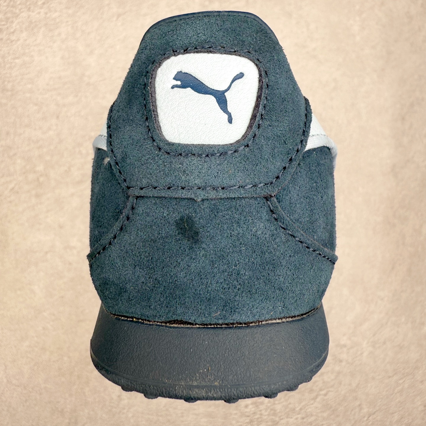 图片[8]-PUMA Bella UT Low 彪马贝拉UT系列低帮薄底德训复古风经典百搭休闲慢跑鞋 继将 Speedcat OG 带回后，近日 Puma 再以品牌档案室的经典鞋型 Bella OG 为蓝本，推出契合时下薄底球鞋趋势的 Bella UT 鞋款。自 21 世纪初问世以来，Bella OG 鞋型以其独特的薄底设计和上翻外底设计收获了众多年轻拥趸，更是 PUMA DNA 中不可磨灭的经典。此番重新推出的 Bella UT 鞋款，整体鞋面采用上乘皮革材质，并延续 Formstrip 设计语言；鞋头处采用精致的包头设计，搭配麂皮材质提升质感；鞋底部分保留 Bella 鞋款标志性的薄底和点状橡胶外底，上翘的设计包裹鞋面；鞋舌与鞋跟分别点缀美洲狮 Logo 与品牌字母 Logo。值得一提的是，本次 Bella UT 鞋款搭载 SOFTFOAM+ 鞋垫，兼顾美学设计与穿着舒适度。而配色上则提供白、黄、蓝、银、粉五款颜色。尺码：35.5 36 37 37.5 38 39 39.5 40 40.5 41 42 42.5 43 44 44.5 45-选品中心