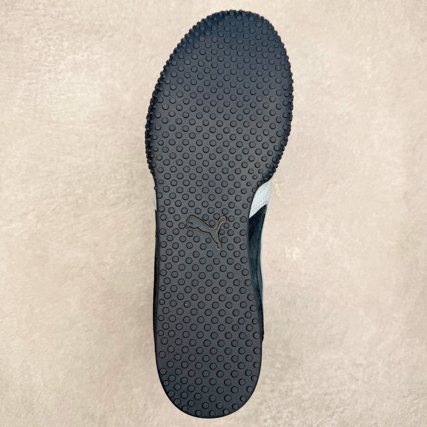 图片[9]-PUMA Bella UT Low 彪马贝拉UT系列低帮薄底德训复古风经典百搭休闲慢跑鞋 继将 Speedcat OG 带回后，近日 Puma 再以品牌档案室的经典鞋型 Bella OG 为蓝本，推出契合时下薄底球鞋趋势的 Bella UT 鞋款。自 21 世纪初问世以来，Bella OG 鞋型以其独特的薄底设计和上翻外底设计收获了众多年轻拥趸，更是 PUMA DNA 中不可磨灭的经典。此番重新推出的 Bella UT 鞋款，整体鞋面采用上乘皮革材质，并延续 Formstrip 设计语言；鞋头处采用精致的包头设计，搭配麂皮材质提升质感；鞋底部分保留 Bella 鞋款标志性的薄底和点状橡胶外底，上翘的设计包裹鞋面；鞋舌与鞋跟分别点缀美洲狮 Logo 与品牌字母 Logo。值得一提的是，本次 Bella UT 鞋款搭载 SOFTFOAM+ 鞋垫，兼顾美学设计与穿着舒适度。而配色上则提供白、黄、蓝、银、粉五款颜色。尺码：35.5 36 37 37.5 38 39 39.5 40 40.5 41 42 42.5 43 44 44.5 45-选品中心