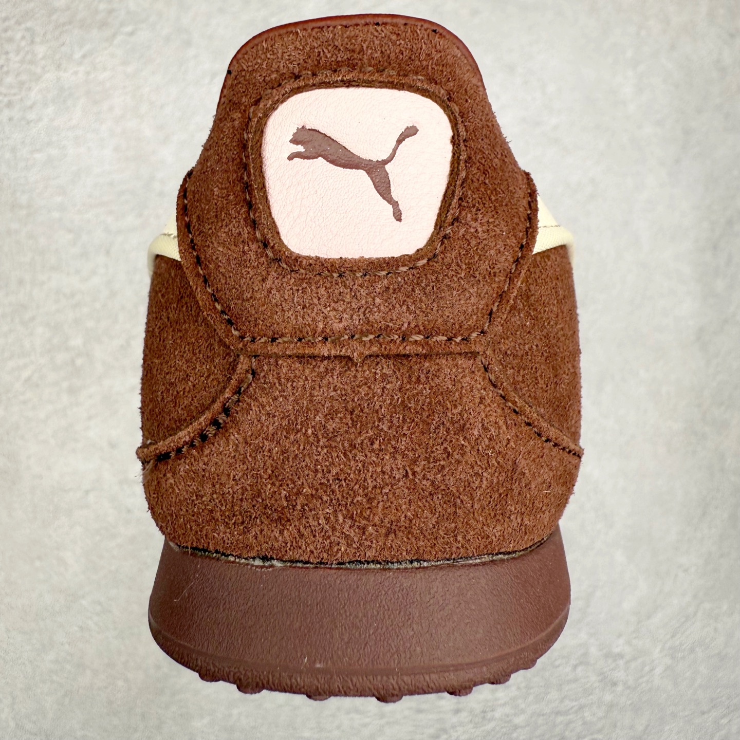 图片[8]-PUMA Bella UT Low 彪马贝拉UT系列低帮薄底德训复古风经典百搭休闲慢跑鞋 继将 Speedcat OG 带回后，近日 Puma 再以品牌档案室的经典鞋型 Bella OG 为蓝本，推出契合时下薄底球鞋趋势的 Bella UT 鞋款。自 21 世纪初问世以来，Bella OG 鞋型以其独特的薄底设计和上翻外底设计收获了众多年轻拥趸，更是 PUMA DNA 中不可磨灭的经典。此番重新推出的 Bella UT 鞋款，整体鞋面采用上乘皮革材质，并延续 Formstrip 设计语言；鞋头处采用精致的包头设计，搭配麂皮材质提升质感；鞋底部分保留 Bella 鞋款标志性的薄底和点状橡胶外底，上翘的设计包裹鞋面；鞋舌与鞋跟分别点缀美洲狮 Logo 与品牌字母 Logo。值得一提的是，本次 Bella UT 鞋款搭载 SOFTFOAM+ 鞋垫，兼顾美学设计与穿着舒适度。而配色上则提供白、黄、蓝、银、粉五款颜色。尺码：35.5 36 37 37.5 38 39 39.5 40 40.5 41 42 42.5 43 44 44.5 45-选品中心