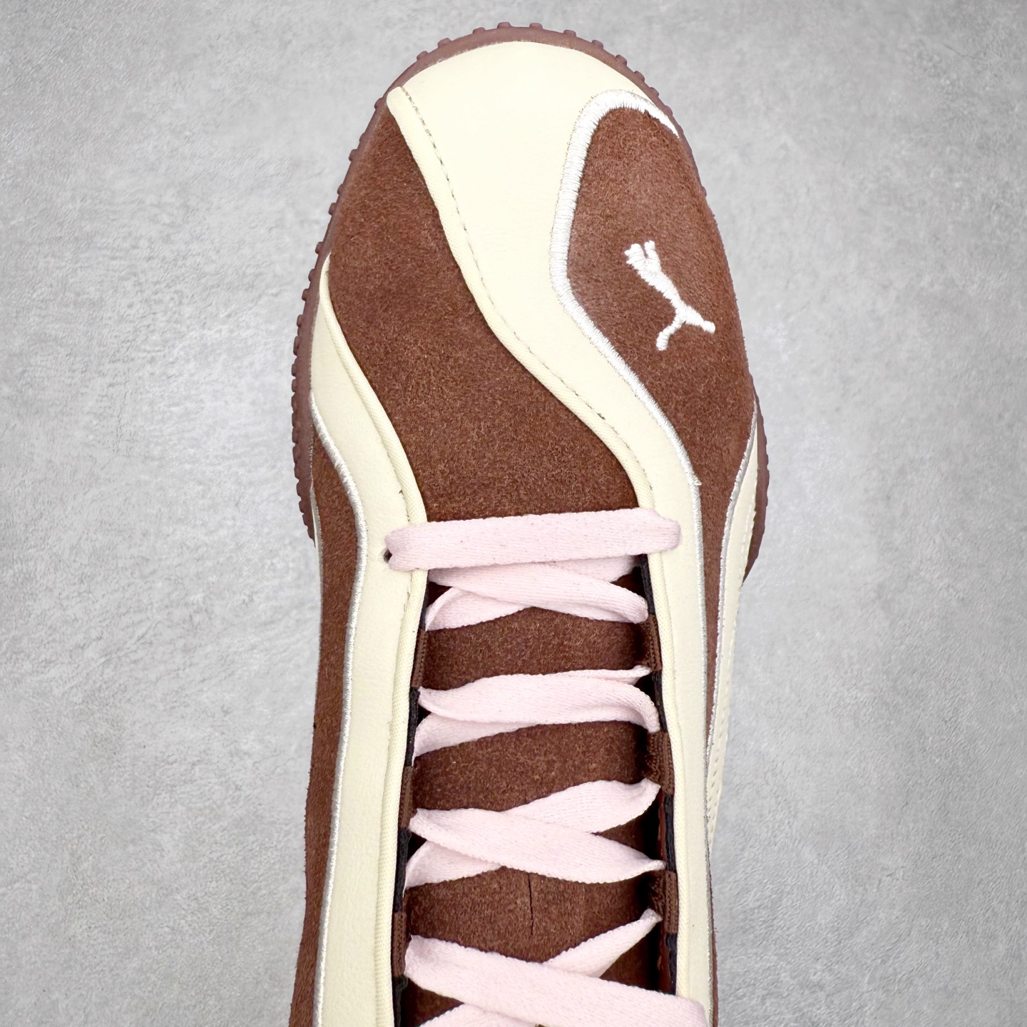 图片[4]-PUMA Bella UT Low 彪马贝拉UT系列低帮薄底德训复古风经典百搭休闲慢跑鞋 继将 Speedcat OG 带回后，近日 Puma 再以品牌档案室的经典鞋型 Bella OG 为蓝本，推出契合时下薄底球鞋趋势的 Bella UT 鞋款。自 21 世纪初问世以来，Bella OG 鞋型以其独特的薄底设计和上翻外底设计收获了众多年轻拥趸，更是 PUMA DNA 中不可磨灭的经典。此番重新推出的 Bella UT 鞋款，整体鞋面采用上乘皮革材质，并延续 Formstrip 设计语言；鞋头处采用精致的包头设计，搭配麂皮材质提升质感；鞋底部分保留 Bella 鞋款标志性的薄底和点状橡胶外底，上翘的设计包裹鞋面；鞋舌与鞋跟分别点缀美洲狮 Logo 与品牌字母 Logo。值得一提的是，本次 Bella UT 鞋款搭载 SOFTFOAM+ 鞋垫，兼顾美学设计与穿着舒适度。而配色上则提供白、黄、蓝、银、粉五款颜色。尺码：35.5 36 37 37.5 38 39 39.5 40 40.5 41 42 42.5 43 44 44.5 45-选品中心