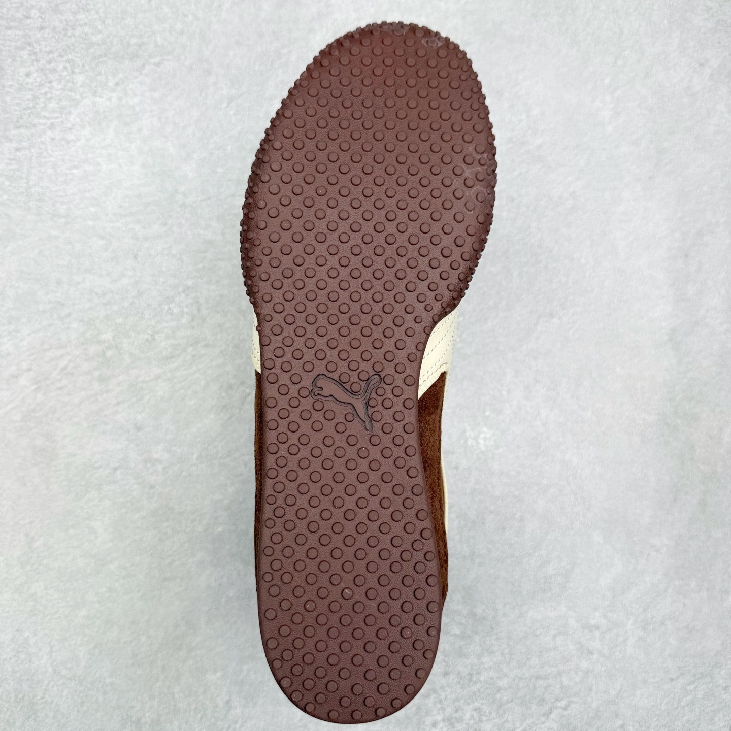 图片[9]-PUMA Bella UT Low 彪马贝拉UT系列低帮薄底德训复古风经典百搭休闲慢跑鞋 继将 Speedcat OG 带回后，近日 Puma 再以品牌档案室的经典鞋型 Bella OG 为蓝本，推出契合时下薄底球鞋趋势的 Bella UT 鞋款。自 21 世纪初问世以来，Bella OG 鞋型以其独特的薄底设计和上翻外底设计收获了众多年轻拥趸，更是 PUMA DNA 中不可磨灭的经典。此番重新推出的 Bella UT 鞋款，整体鞋面采用上乘皮革材质，并延续 Formstrip 设计语言；鞋头处采用精致的包头设计，搭配麂皮材质提升质感；鞋底部分保留 Bella 鞋款标志性的薄底和点状橡胶外底，上翘的设计包裹鞋面；鞋舌与鞋跟分别点缀美洲狮 Logo 与品牌字母 Logo。值得一提的是，本次 Bella UT 鞋款搭载 SOFTFOAM+ 鞋垫，兼顾美学设计与穿着舒适度。而配色上则提供白、黄、蓝、银、粉五款颜色。尺码：35.5 36 37 37.5 38 39 39.5 40 40.5 41 42 42.5 43 44 44.5 45-选品中心