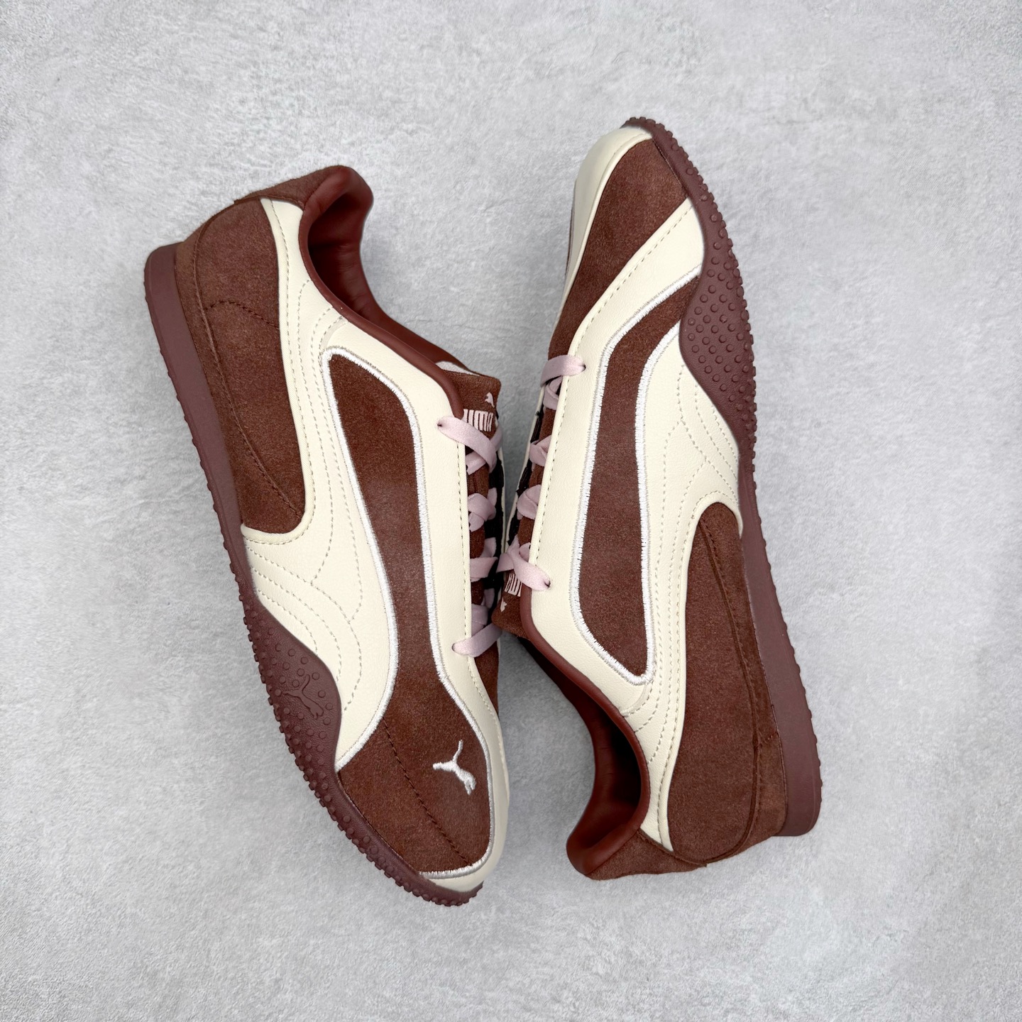 图片[3]-PUMA Bella UT Low 彪马贝拉UT系列低帮薄底德训复古风经典百搭休闲慢跑鞋 继将 Speedcat OG 带回后，近日 Puma 再以品牌档案室的经典鞋型 Bella OG 为蓝本，推出契合时下薄底球鞋趋势的 Bella UT 鞋款。自 21 世纪初问世以来，Bella OG 鞋型以其独特的薄底设计和上翻外底设计收获了众多年轻拥趸，更是 PUMA DNA 中不可磨灭的经典。此番重新推出的 Bella UT 鞋款，整体鞋面采用上乘皮革材质，并延续 Formstrip 设计语言；鞋头处采用精致的包头设计，搭配麂皮材质提升质感；鞋底部分保留 Bella 鞋款标志性的薄底和点状橡胶外底，上翘的设计包裹鞋面；鞋舌与鞋跟分别点缀美洲狮 Logo 与品牌字母 Logo。值得一提的是，本次 Bella UT 鞋款搭载 SOFTFOAM+ 鞋垫，兼顾美学设计与穿着舒适度。而配色上则提供白、黄、蓝、银、粉五款颜色。尺码：35.5 36 37 37.5 38 39 39.5 40 40.5 41 42 42.5 43 44 44.5 45-选品中心