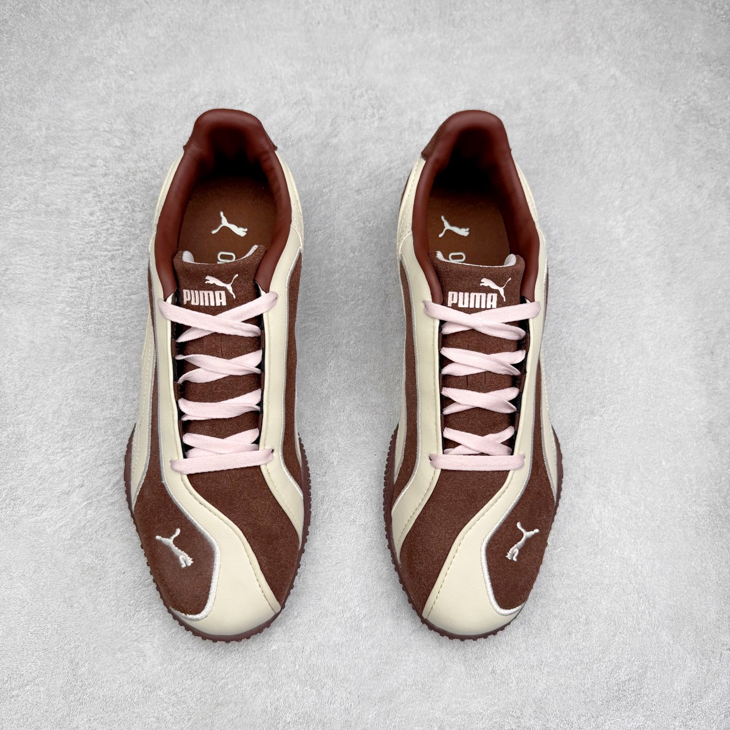 图片[2]-PUMA Bella UT Low 彪马贝拉UT系列低帮薄底德训复古风经典百搭休闲慢跑鞋 继将 Speedcat OG 带回后，近日 Puma 再以品牌档案室的经典鞋型 Bella OG 为蓝本，推出契合时下薄底球鞋趋势的 Bella UT 鞋款。自 21 世纪初问世以来，Bella OG 鞋型以其独特的薄底设计和上翻外底设计收获了众多年轻拥趸，更是 PUMA DNA 中不可磨灭的经典。此番重新推出的 Bella UT 鞋款，整体鞋面采用上乘皮革材质，并延续 Formstrip 设计语言；鞋头处采用精致的包头设计，搭配麂皮材质提升质感；鞋底部分保留 Bella 鞋款标志性的薄底和点状橡胶外底，上翘的设计包裹鞋面；鞋舌与鞋跟分别点缀美洲狮 Logo 与品牌字母 Logo。值得一提的是，本次 Bella UT 鞋款搭载 SOFTFOAM+ 鞋垫，兼顾美学设计与穿着舒适度。而配色上则提供白、黄、蓝、银、粉五款颜色。尺码：35.5 36 37 37.5 38 39 39.5 40 40.5 41 42 42.5 43 44 44.5 45-选品中心