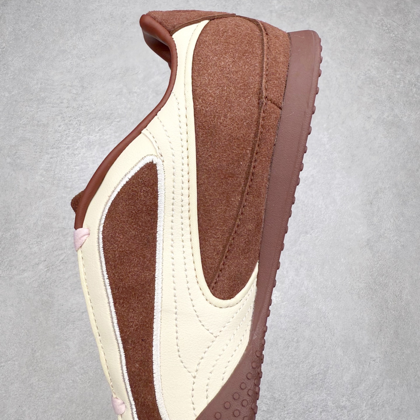 图片[7]-PUMA Bella UT Low 彪马贝拉UT系列低帮薄底德训复古风经典百搭休闲慢跑鞋 继将 Speedcat OG 带回后，近日 Puma 再以品牌档案室的经典鞋型 Bella OG 为蓝本，推出契合时下薄底球鞋趋势的 Bella UT 鞋款。自 21 世纪初问世以来，Bella OG 鞋型以其独特的薄底设计和上翻外底设计收获了众多年轻拥趸，更是 PUMA DNA 中不可磨灭的经典。此番重新推出的 Bella UT 鞋款，整体鞋面采用上乘皮革材质，并延续 Formstrip 设计语言；鞋头处采用精致的包头设计，搭配麂皮材质提升质感；鞋底部分保留 Bella 鞋款标志性的薄底和点状橡胶外底，上翘的设计包裹鞋面；鞋舌与鞋跟分别点缀美洲狮 Logo 与品牌字母 Logo。值得一提的是，本次 Bella UT 鞋款搭载 SOFTFOAM+ 鞋垫，兼顾美学设计与穿着舒适度。而配色上则提供白、黄、蓝、银、粉五款颜色。尺码：35.5 36 37 37.5 38 39 39.5 40 40.5 41 42 42.5 43 44 44.5 45-选品中心