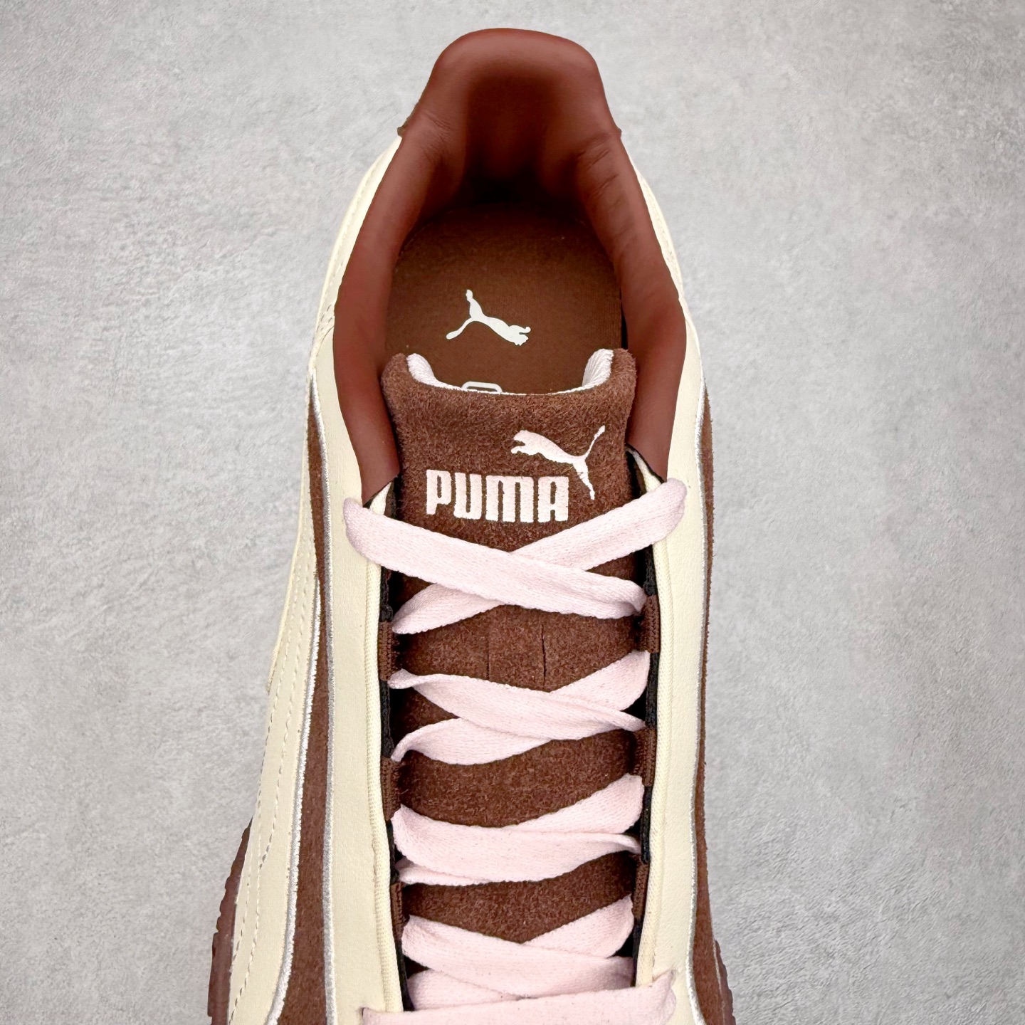 图片[5]-PUMA Bella UT Low 彪马贝拉UT系列低帮薄底德训复古风经典百搭休闲慢跑鞋 继将 Speedcat OG 带回后，近日 Puma 再以品牌档案室的经典鞋型 Bella OG 为蓝本，推出契合时下薄底球鞋趋势的 Bella UT 鞋款。自 21 世纪初问世以来，Bella OG 鞋型以其独特的薄底设计和上翻外底设计收获了众多年轻拥趸，更是 PUMA DNA 中不可磨灭的经典。此番重新推出的 Bella UT 鞋款，整体鞋面采用上乘皮革材质，并延续 Formstrip 设计语言；鞋头处采用精致的包头设计，搭配麂皮材质提升质感；鞋底部分保留 Bella 鞋款标志性的薄底和点状橡胶外底，上翘的设计包裹鞋面；鞋舌与鞋跟分别点缀美洲狮 Logo 与品牌字母 Logo。值得一提的是，本次 Bella UT 鞋款搭载 SOFTFOAM+ 鞋垫，兼顾美学设计与穿着舒适度。而配色上则提供白、黄、蓝、银、粉五款颜色。尺码：35.5 36 37 37.5 38 39 39.5 40 40.5 41 42 42.5 43 44 44.5 45-选品中心