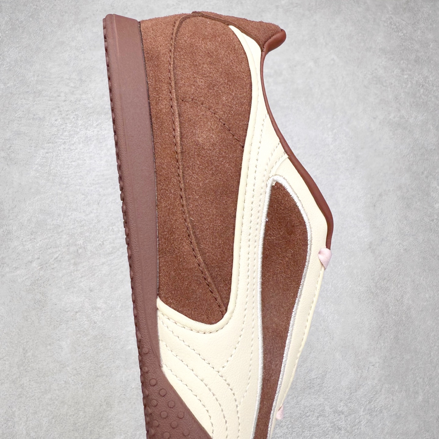 图片[6]-PUMA Bella UT Low 彪马贝拉UT系列低帮薄底德训复古风经典百搭休闲慢跑鞋 继将 Speedcat OG 带回后，近日 Puma 再以品牌档案室的经典鞋型 Bella OG 为蓝本，推出契合时下薄底球鞋趋势的 Bella UT 鞋款。自 21 世纪初问世以来，Bella OG 鞋型以其独特的薄底设计和上翻外底设计收获了众多年轻拥趸，更是 PUMA DNA 中不可磨灭的经典。此番重新推出的 Bella UT 鞋款，整体鞋面采用上乘皮革材质，并延续 Formstrip 设计语言；鞋头处采用精致的包头设计，搭配麂皮材质提升质感；鞋底部分保留 Bella 鞋款标志性的薄底和点状橡胶外底，上翘的设计包裹鞋面；鞋舌与鞋跟分别点缀美洲狮 Logo 与品牌字母 Logo。值得一提的是，本次 Bella UT 鞋款搭载 SOFTFOAM+ 鞋垫，兼顾美学设计与穿着舒适度。而配色上则提供白、黄、蓝、银、粉五款颜色。尺码：35.5 36 37 37.5 38 39 39.5 40 40.5 41 42 42.5 43 44 44.5 45-选品中心