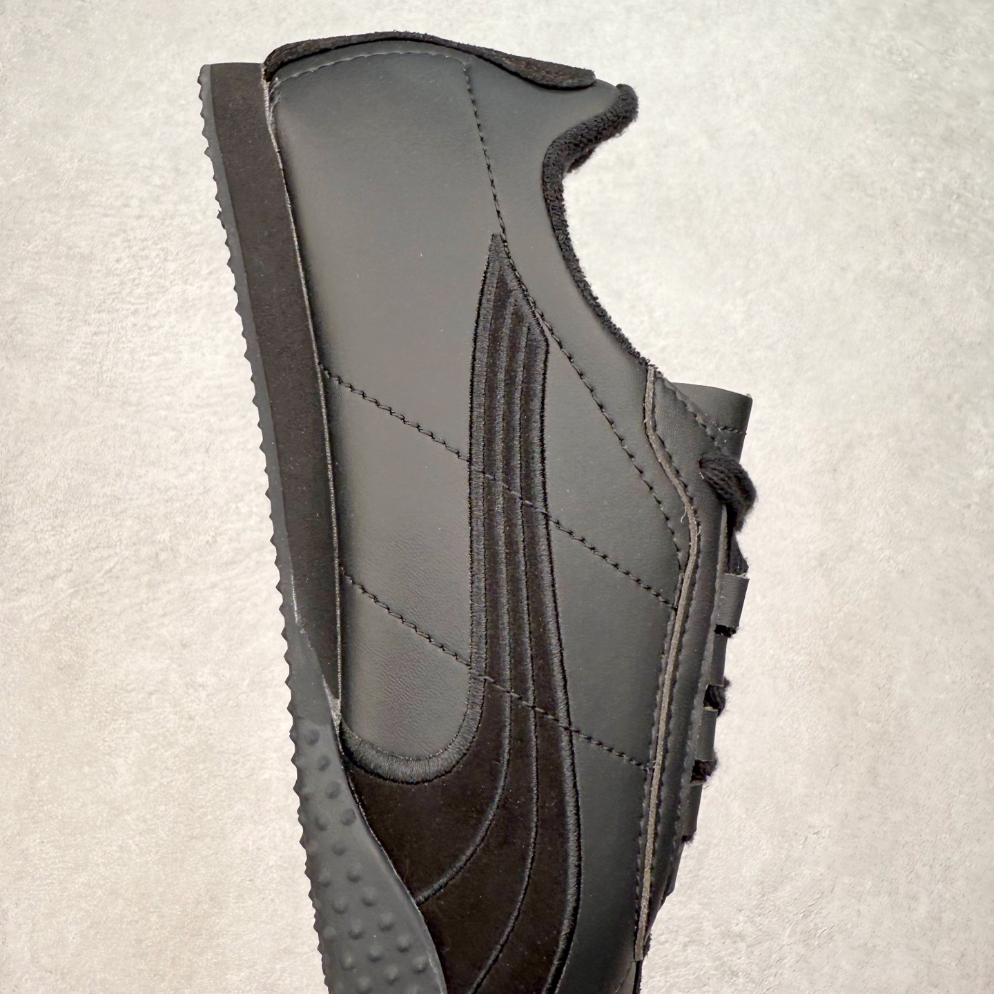 图片[6]-PUMA Bella UT Low 彪马贝拉UT系列低帮薄底德训复古风经典百搭休闲慢跑鞋 继将 Speedcat OG 带回后，近日 Puma 再以品牌档案室的经典鞋型 Bella OG 为蓝本，推出契合时下薄底球鞋趋势的 Bella UT 鞋款。自 21 世纪初问世以来，Bella OG 鞋型以其独特的薄底设计和上翻外底设计收获了众多年轻拥趸，更是 PUMA DNA 中不可磨灭的经典。此番重新推出的 Bella UT 鞋款，整体鞋面采用上乘皮革材质，并延续 Formstrip 设计语言；鞋头处采用精致的包头设计，搭配麂皮材质提升质感；鞋底部分保留 Bella 鞋款标志性的薄底和点状橡胶外底，上翘的设计包裹鞋面；鞋舌与鞋跟分别点缀美洲狮 Logo 与品牌字母 Logo。值得一提的是，本次 Bella UT 鞋款搭载 SOFTFOAM+ 鞋垫，兼顾美学设计与穿着舒适度。而配色上则提供白、黄、蓝、银、粉五款颜色。尺码：35.5 36 37 37.5 38 39 39.5 40 40.5 41 42 42.5 43 44 44.5 45-选品中心