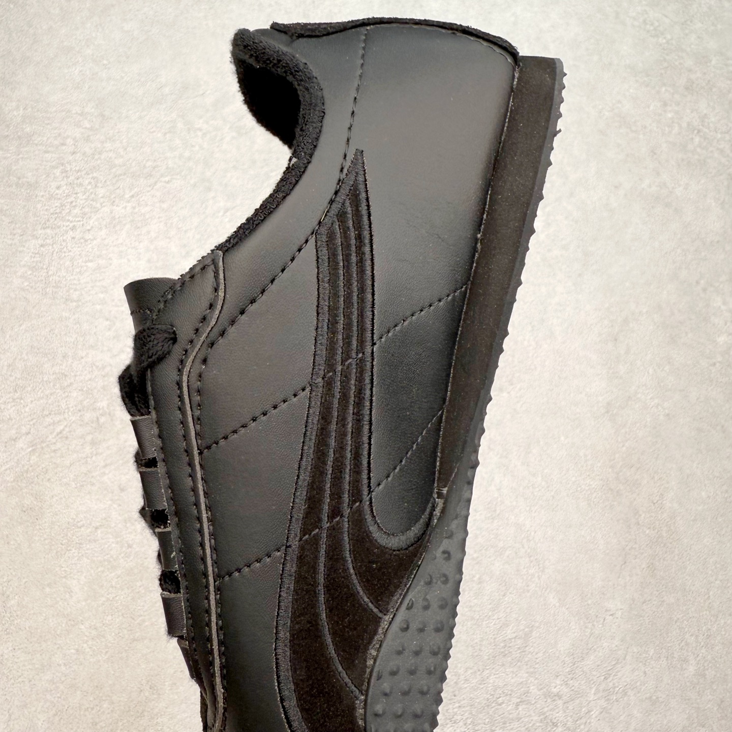 图片[7]-PUMA Bella UT Low 彪马贝拉UT系列低帮薄底德训复古风经典百搭休闲慢跑鞋 继将 Speedcat OG 带回后，近日 Puma 再以品牌档案室的经典鞋型 Bella OG 为蓝本，推出契合时下薄底球鞋趋势的 Bella UT 鞋款。自 21 世纪初问世以来，Bella OG 鞋型以其独特的薄底设计和上翻外底设计收获了众多年轻拥趸，更是 PUMA DNA 中不可磨灭的经典。此番重新推出的 Bella UT 鞋款，整体鞋面采用上乘皮革材质，并延续 Formstrip 设计语言；鞋头处采用精致的包头设计，搭配麂皮材质提升质感；鞋底部分保留 Bella 鞋款标志性的薄底和点状橡胶外底，上翘的设计包裹鞋面；鞋舌与鞋跟分别点缀美洲狮 Logo 与品牌字母 Logo。值得一提的是，本次 Bella UT 鞋款搭载 SOFTFOAM+ 鞋垫，兼顾美学设计与穿着舒适度。而配色上则提供白、黄、蓝、银、粉五款颜色。尺码：35.5 36 37 37.5 38 39 39.5 40 40.5 41 42 42.5 43 44 44.5 45-选品中心