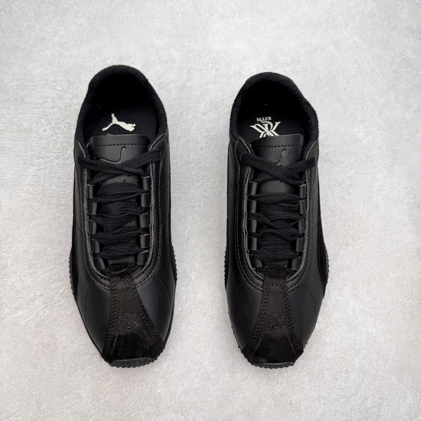 图片[2]-PUMA Bella UT Low 彪马贝拉UT系列低帮薄底德训复古风经典百搭休闲慢跑鞋 继将 Speedcat OG 带回后，近日 Puma 再以品牌档案室的经典鞋型 Bella OG 为蓝本，推出契合时下薄底球鞋趋势的 Bella UT 鞋款。自 21 世纪初问世以来，Bella OG 鞋型以其独特的薄底设计和上翻外底设计收获了众多年轻拥趸，更是 PUMA DNA 中不可磨灭的经典。此番重新推出的 Bella UT 鞋款，整体鞋面采用上乘皮革材质，并延续 Formstrip 设计语言；鞋头处采用精致的包头设计，搭配麂皮材质提升质感；鞋底部分保留 Bella 鞋款标志性的薄底和点状橡胶外底，上翘的设计包裹鞋面；鞋舌与鞋跟分别点缀美洲狮 Logo 与品牌字母 Logo。值得一提的是，本次 Bella UT 鞋款搭载 SOFTFOAM+ 鞋垫，兼顾美学设计与穿着舒适度。而配色上则提供白、黄、蓝、银、粉五款颜色。尺码：35.5 36 37 37.5 38 39 39.5 40 40.5 41 42 42.5 43 44 44.5 45-选品中心