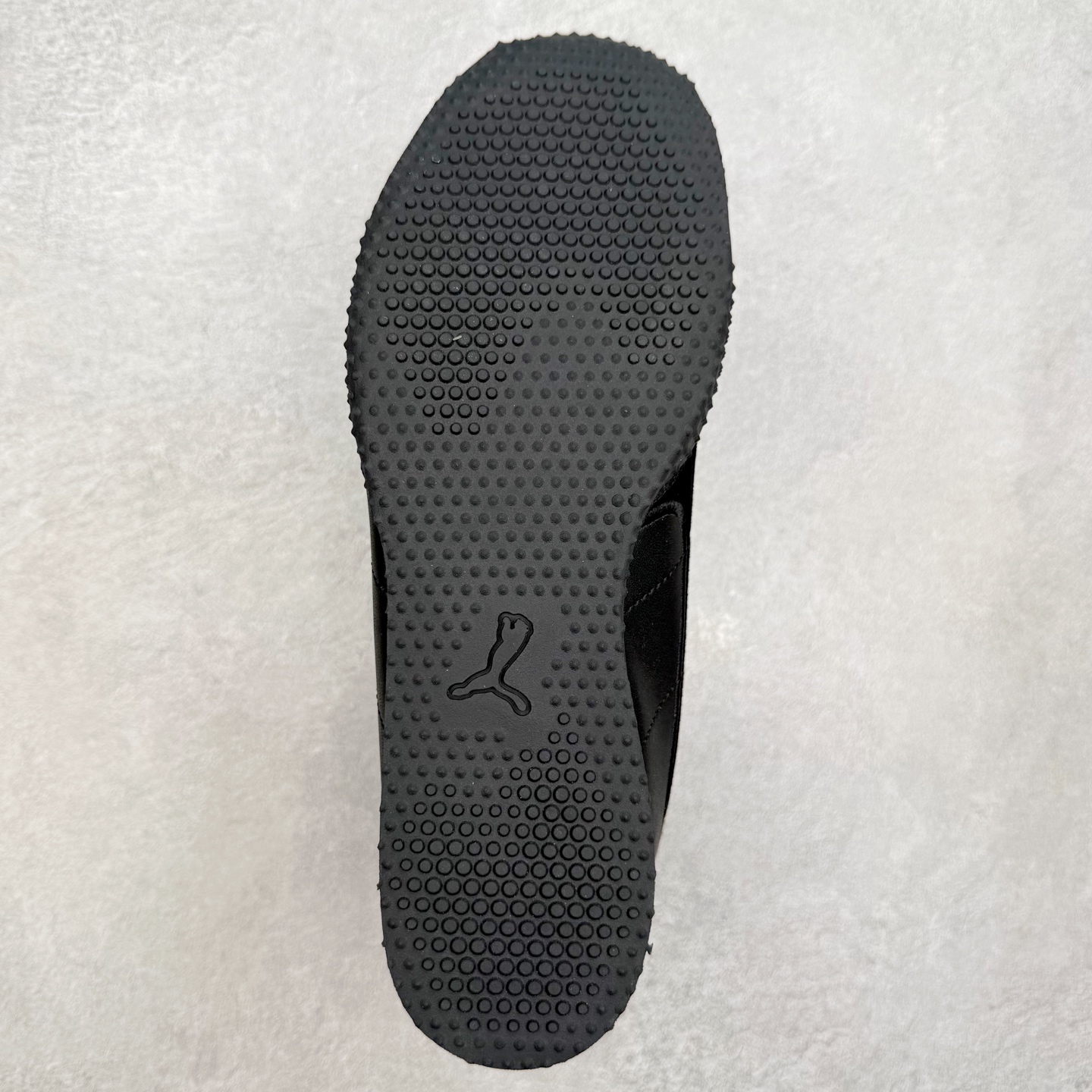 图片[9]-PUMA Bella UT Low 彪马贝拉UT系列低帮薄底德训复古风经典百搭休闲慢跑鞋 继将 Speedcat OG 带回后，近日 Puma 再以品牌档案室的经典鞋型 Bella OG 为蓝本，推出契合时下薄底球鞋趋势的 Bella UT 鞋款。自 21 世纪初问世以来，Bella OG 鞋型以其独特的薄底设计和上翻外底设计收获了众多年轻拥趸，更是 PUMA DNA 中不可磨灭的经典。此番重新推出的 Bella UT 鞋款，整体鞋面采用上乘皮革材质，并延续 Formstrip 设计语言；鞋头处采用精致的包头设计，搭配麂皮材质提升质感；鞋底部分保留 Bella 鞋款标志性的薄底和点状橡胶外底，上翘的设计包裹鞋面；鞋舌与鞋跟分别点缀美洲狮 Logo 与品牌字母 Logo。值得一提的是，本次 Bella UT 鞋款搭载 SOFTFOAM+ 鞋垫，兼顾美学设计与穿着舒适度。而配色上则提供白、黄、蓝、银、粉五款颜色。尺码：35.5 36 37 37.5 38 39 39.5 40 40.5 41 42 42.5 43 44 44.5 45-选品中心