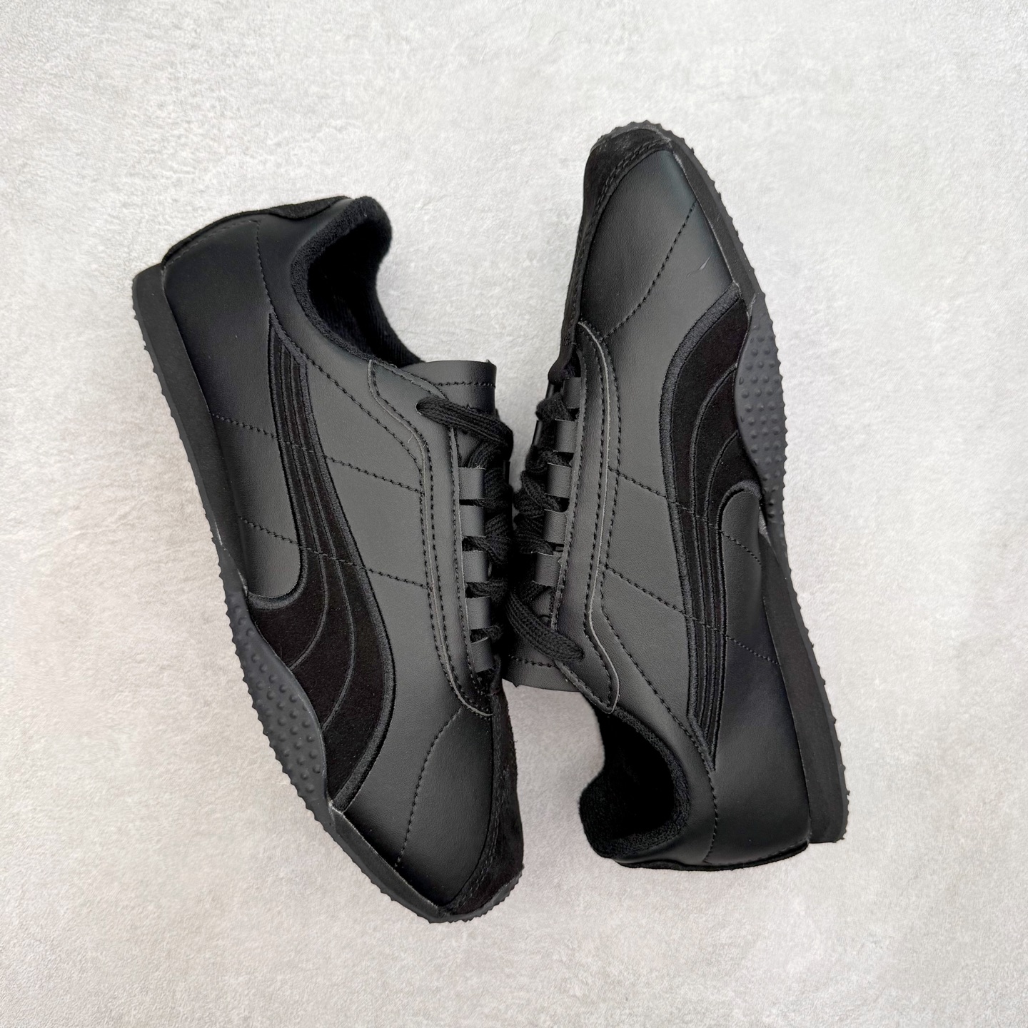 图片[3]-PUMA Bella UT Low 彪马贝拉UT系列低帮薄底德训复古风经典百搭休闲慢跑鞋 继将 Speedcat OG 带回后，近日 Puma 再以品牌档案室的经典鞋型 Bella OG 为蓝本，推出契合时下薄底球鞋趋势的 Bella UT 鞋款。自 21 世纪初问世以来，Bella OG 鞋型以其独特的薄底设计和上翻外底设计收获了众多年轻拥趸，更是 PUMA DNA 中不可磨灭的经典。此番重新推出的 Bella UT 鞋款，整体鞋面采用上乘皮革材质，并延续 Formstrip 设计语言；鞋头处采用精致的包头设计，搭配麂皮材质提升质感；鞋底部分保留 Bella 鞋款标志性的薄底和点状橡胶外底，上翘的设计包裹鞋面；鞋舌与鞋跟分别点缀美洲狮 Logo 与品牌字母 Logo。值得一提的是，本次 Bella UT 鞋款搭载 SOFTFOAM+ 鞋垫，兼顾美学设计与穿着舒适度。而配色上则提供白、黄、蓝、银、粉五款颜色。尺码：35.5 36 37 37.5 38 39 39.5 40 40.5 41 42 42.5 43 44 44.5 45-选品中心