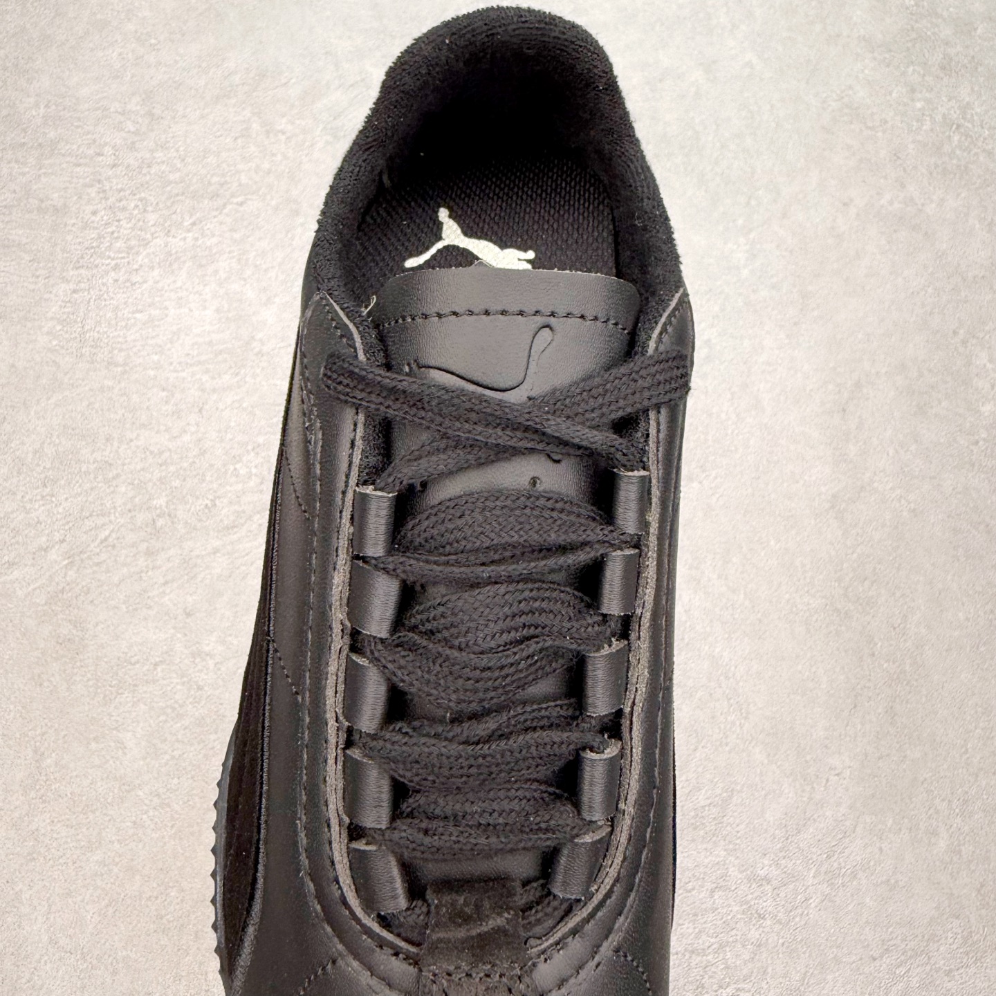 图片[5]-PUMA Bella UT Low 彪马贝拉UT系列低帮薄底德训复古风经典百搭休闲慢跑鞋 继将 Speedcat OG 带回后，近日 Puma 再以品牌档案室的经典鞋型 Bella OG 为蓝本，推出契合时下薄底球鞋趋势的 Bella UT 鞋款。自 21 世纪初问世以来，Bella OG 鞋型以其独特的薄底设计和上翻外底设计收获了众多年轻拥趸，更是 PUMA DNA 中不可磨灭的经典。此番重新推出的 Bella UT 鞋款，整体鞋面采用上乘皮革材质，并延续 Formstrip 设计语言；鞋头处采用精致的包头设计，搭配麂皮材质提升质感；鞋底部分保留 Bella 鞋款标志性的薄底和点状橡胶外底，上翘的设计包裹鞋面；鞋舌与鞋跟分别点缀美洲狮 Logo 与品牌字母 Logo。值得一提的是，本次 Bella UT 鞋款搭载 SOFTFOAM+ 鞋垫，兼顾美学设计与穿着舒适度。而配色上则提供白、黄、蓝、银、粉五款颜色。尺码：35.5 36 37 37.5 38 39 39.5 40 40.5 41 42 42.5 43 44 44.5 45-选品中心