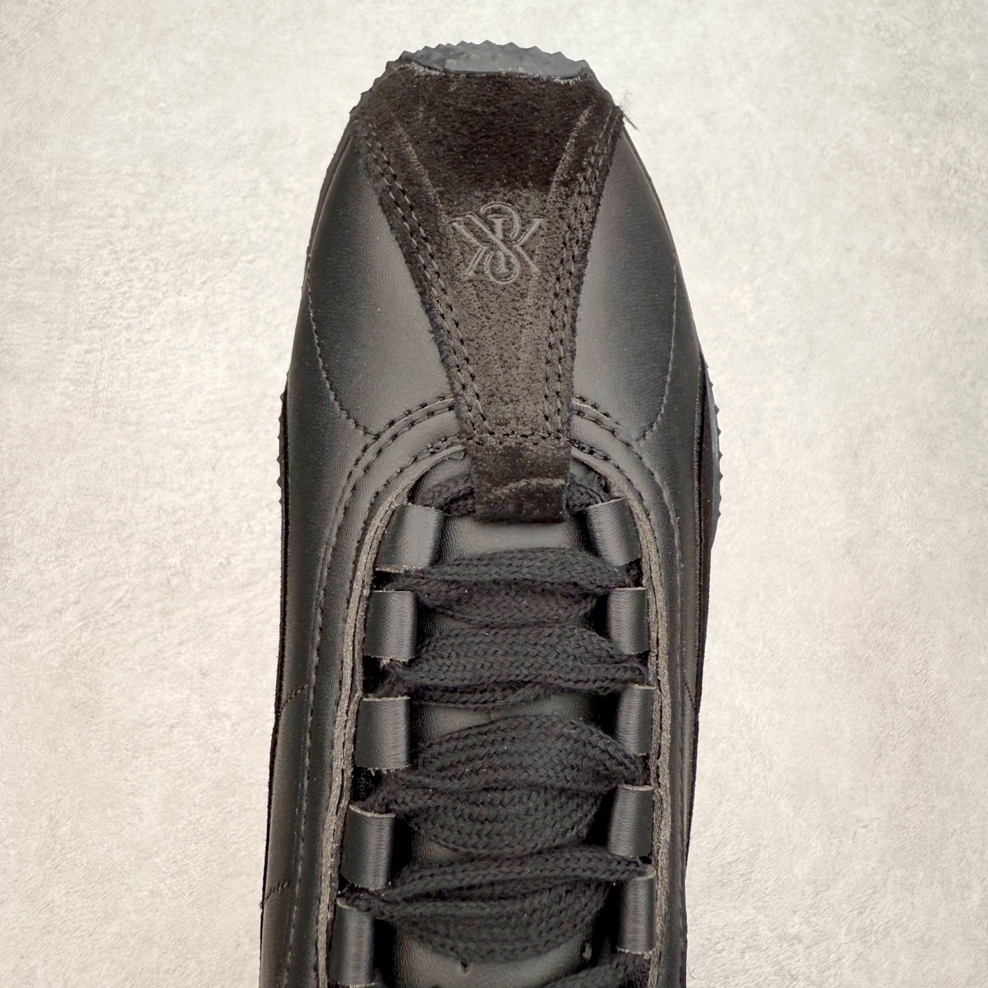 图片[4]-PUMA Bella UT Low 彪马贝拉UT系列低帮薄底德训复古风经典百搭休闲慢跑鞋 继将 Speedcat OG 带回后，近日 Puma 再以品牌档案室的经典鞋型 Bella OG 为蓝本，推出契合时下薄底球鞋趋势的 Bella UT 鞋款。自 21 世纪初问世以来，Bella OG 鞋型以其独特的薄底设计和上翻外底设计收获了众多年轻拥趸，更是 PUMA DNA 中不可磨灭的经典。此番重新推出的 Bella UT 鞋款，整体鞋面采用上乘皮革材质，并延续 Formstrip 设计语言；鞋头处采用精致的包头设计，搭配麂皮材质提升质感；鞋底部分保留 Bella 鞋款标志性的薄底和点状橡胶外底，上翘的设计包裹鞋面；鞋舌与鞋跟分别点缀美洲狮 Logo 与品牌字母 Logo。值得一提的是，本次 Bella UT 鞋款搭载 SOFTFOAM+ 鞋垫，兼顾美学设计与穿着舒适度。而配色上则提供白、黄、蓝、银、粉五款颜色。尺码：35.5 36 37 37.5 38 39 39.5 40 40.5 41 42 42.5 43 44 44.5 45-选品中心