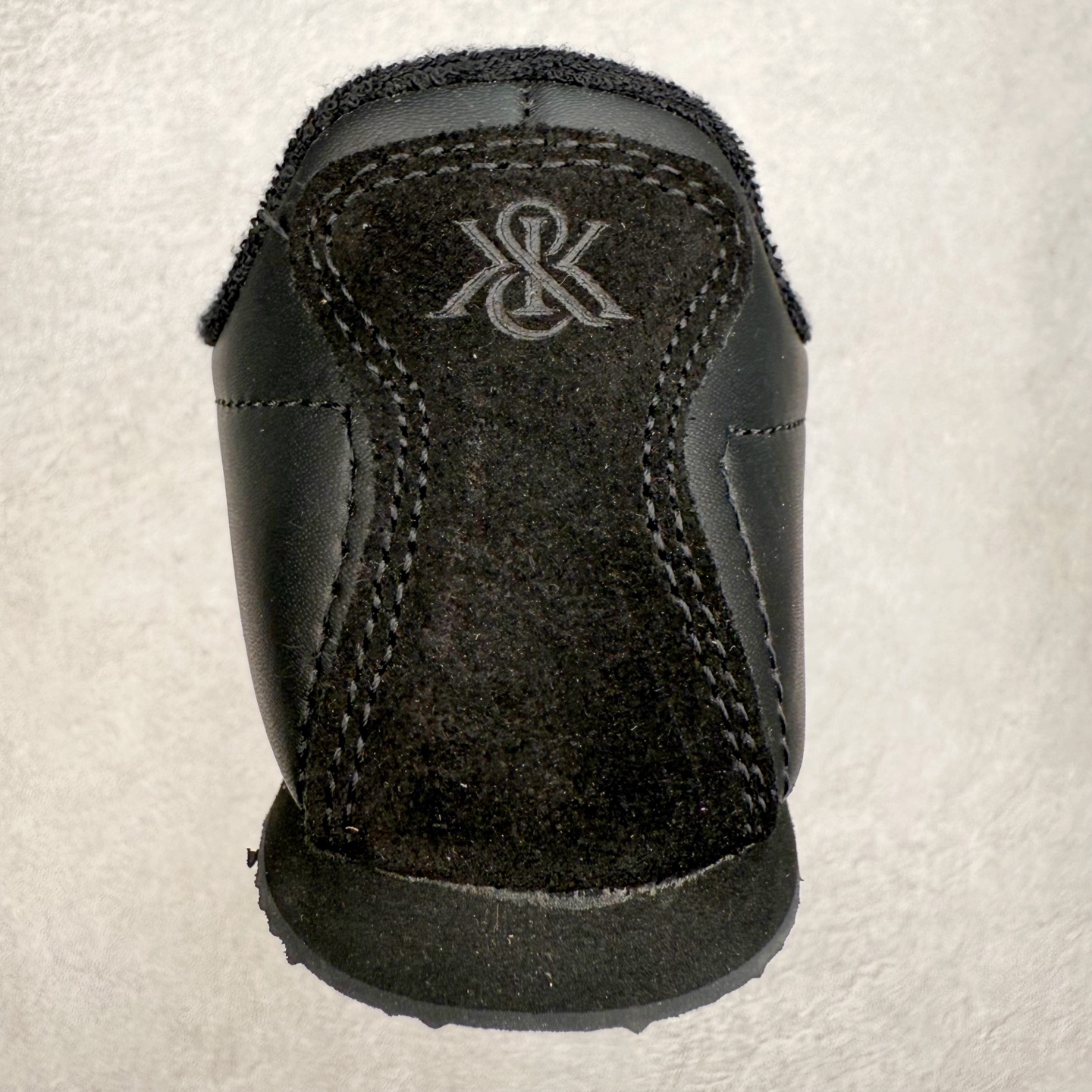 图片[8]-PUMA Bella UT Low 彪马贝拉UT系列低帮薄底德训复古风经典百搭休闲慢跑鞋 继将 Speedcat OG 带回后，近日 Puma 再以品牌档案室的经典鞋型 Bella OG 为蓝本，推出契合时下薄底球鞋趋势的 Bella UT 鞋款。自 21 世纪初问世以来，Bella OG 鞋型以其独特的薄底设计和上翻外底设计收获了众多年轻拥趸，更是 PUMA DNA 中不可磨灭的经典。此番重新推出的 Bella UT 鞋款，整体鞋面采用上乘皮革材质，并延续 Formstrip 设计语言；鞋头处采用精致的包头设计，搭配麂皮材质提升质感；鞋底部分保留 Bella 鞋款标志性的薄底和点状橡胶外底，上翘的设计包裹鞋面；鞋舌与鞋跟分别点缀美洲狮 Logo 与品牌字母 Logo。值得一提的是，本次 Bella UT 鞋款搭载 SOFTFOAM+ 鞋垫，兼顾美学设计与穿着舒适度。而配色上则提供白、黄、蓝、银、粉五款颜色。尺码：35.5 36 37 37.5 38 39 39.5 40 40.5 41 42 42.5 43 44 44.5 45-选品中心