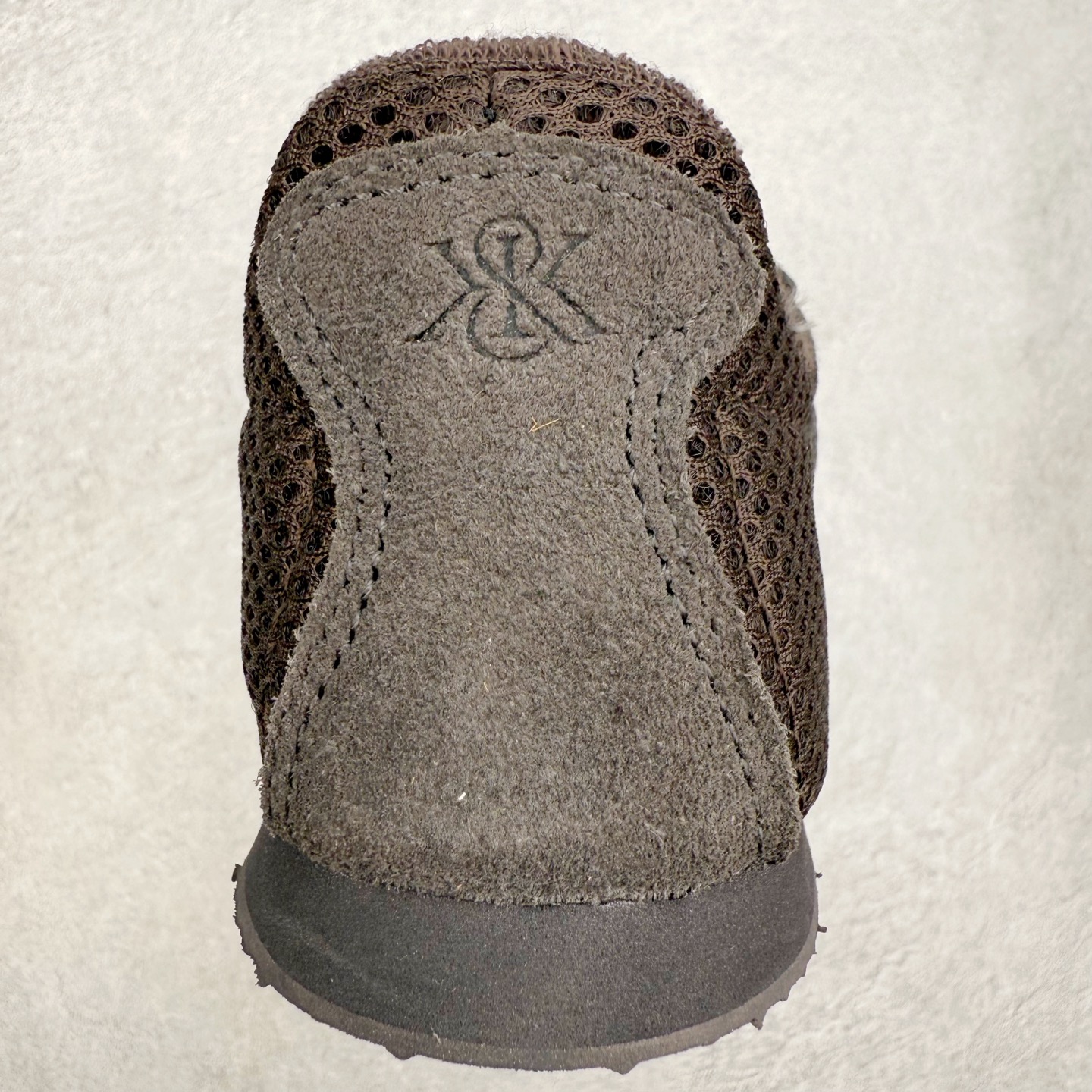 图片[8]-PUMA Bella UT Low 彪马贝拉UT系列低帮薄底德训复古风经典百搭休闲慢跑鞋 继将 Speedcat OG 带回后，近日 Puma 再以品牌档案室的经典鞋型 Bella OG 为蓝本，推出契合时下薄底球鞋趋势的 Bella UT 鞋款。自 21 世纪初问世以来，Bella OG 鞋型以其独特的薄底设计和上翻外底设计收获了众多年轻拥趸，更是 PUMA DNA 中不可磨灭的经典。此番重新推出的 Bella UT 鞋款，整体鞋面采用上乘皮革材质，并延续 Formstrip 设计语言；鞋头处采用精致的包头设计，搭配麂皮材质提升质感；鞋底部分保留 Bella 鞋款标志性的薄底和点状橡胶外底，上翘的设计包裹鞋面；鞋舌与鞋跟分别点缀美洲狮 Logo 与品牌字母 Logo。值得一提的是，本次 Bella UT 鞋款搭载 SOFTFOAM+ 鞋垫，兼顾美学设计与穿着舒适度。而配色上则提供白、黄、蓝、银、粉五款颜色。尺码：35.5 36 37 37.5 38 39 39.5 40 40.5 41 42 42.5 43 44 44.5 45-选品中心