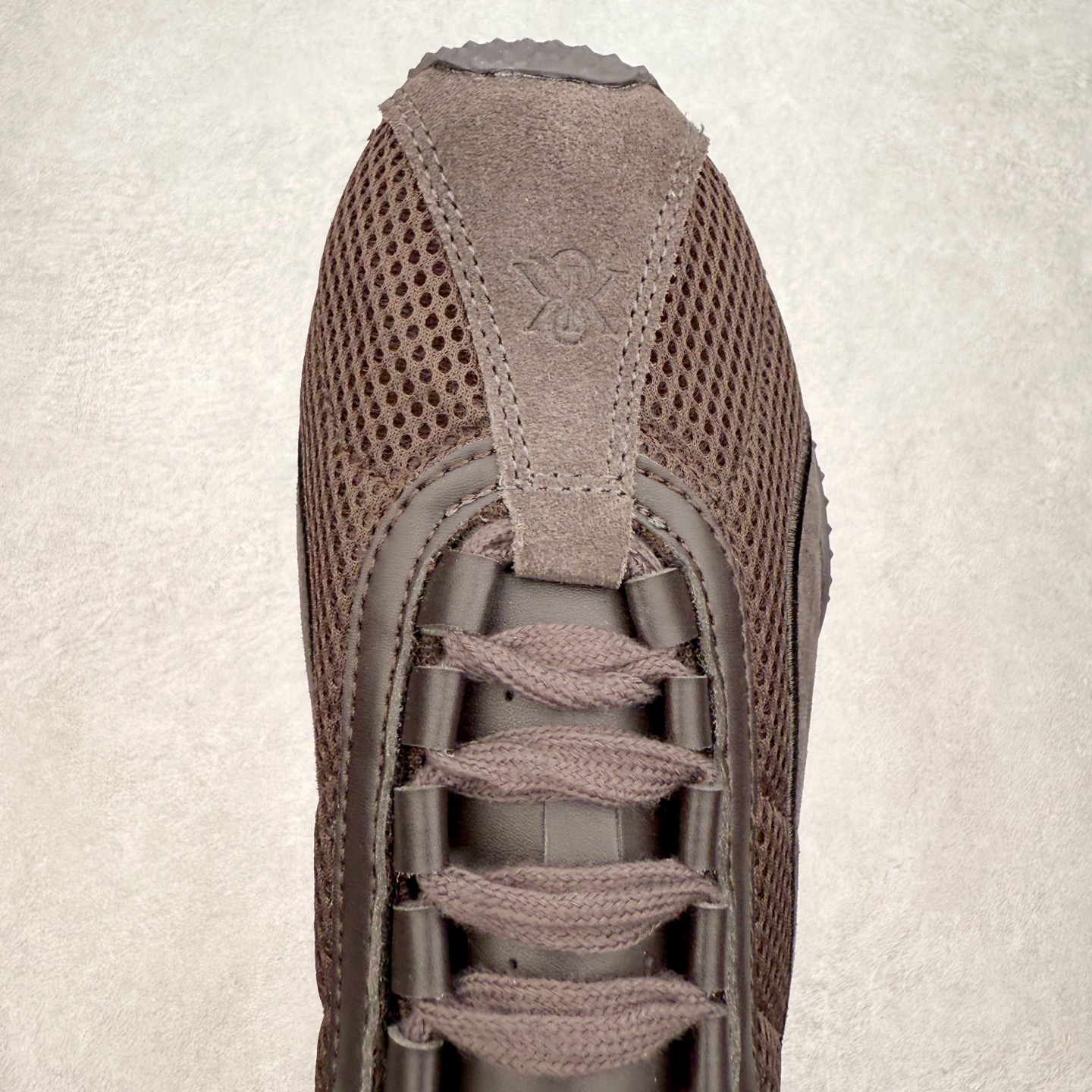 图片[4]-PUMA Bella UT Low 彪马贝拉UT系列低帮薄底德训复古风经典百搭休闲慢跑鞋 继将 Speedcat OG 带回后，近日 Puma 再以品牌档案室的经典鞋型 Bella OG 为蓝本，推出契合时下薄底球鞋趋势的 Bella UT 鞋款。自 21 世纪初问世以来，Bella OG 鞋型以其独特的薄底设计和上翻外底设计收获了众多年轻拥趸，更是 PUMA DNA 中不可磨灭的经典。此番重新推出的 Bella UT 鞋款，整体鞋面采用上乘皮革材质，并延续 Formstrip 设计语言；鞋头处采用精致的包头设计，搭配麂皮材质提升质感；鞋底部分保留 Bella 鞋款标志性的薄底和点状橡胶外底，上翘的设计包裹鞋面；鞋舌与鞋跟分别点缀美洲狮 Logo 与品牌字母 Logo。值得一提的是，本次 Bella UT 鞋款搭载 SOFTFOAM+ 鞋垫，兼顾美学设计与穿着舒适度。而配色上则提供白、黄、蓝、银、粉五款颜色。尺码：35.5 36 37 37.5 38 39 39.5 40 40.5 41 42 42.5 43 44 44.5 45-选品中心