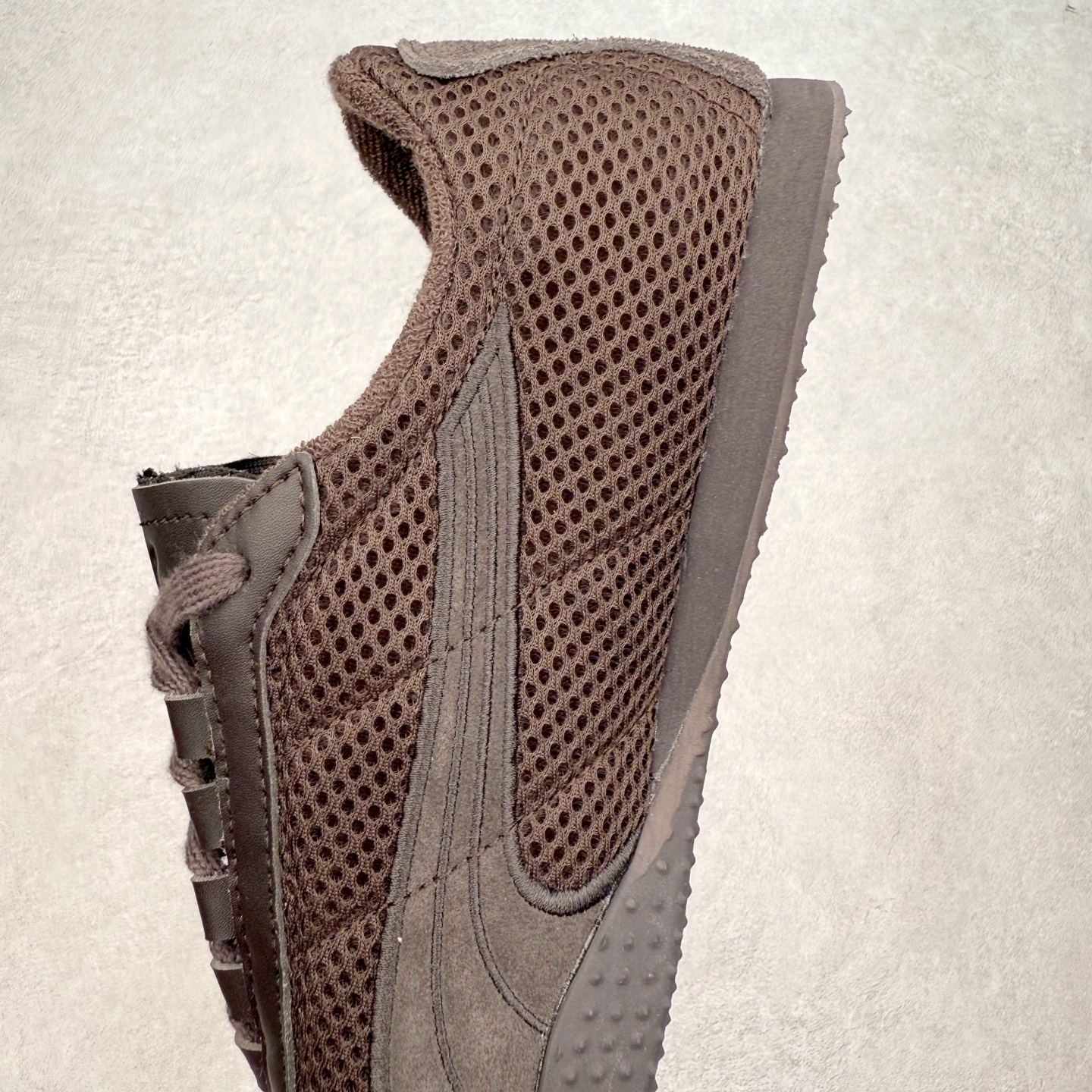 图片[7]-PUMA Bella UT Low 彪马贝拉UT系列低帮薄底德训复古风经典百搭休闲慢跑鞋 继将 Speedcat OG 带回后，近日 Puma 再以品牌档案室的经典鞋型 Bella OG 为蓝本，推出契合时下薄底球鞋趋势的 Bella UT 鞋款。自 21 世纪初问世以来，Bella OG 鞋型以其独特的薄底设计和上翻外底设计收获了众多年轻拥趸，更是 PUMA DNA 中不可磨灭的经典。此番重新推出的 Bella UT 鞋款，整体鞋面采用上乘皮革材质，并延续 Formstrip 设计语言；鞋头处采用精致的包头设计，搭配麂皮材质提升质感；鞋底部分保留 Bella 鞋款标志性的薄底和点状橡胶外底，上翘的设计包裹鞋面；鞋舌与鞋跟分别点缀美洲狮 Logo 与品牌字母 Logo。值得一提的是，本次 Bella UT 鞋款搭载 SOFTFOAM+ 鞋垫，兼顾美学设计与穿着舒适度。而配色上则提供白、黄、蓝、银、粉五款颜色。尺码：35.5 36 37 37.5 38 39 39.5 40 40.5 41 42 42.5 43 44 44.5 45-选品中心