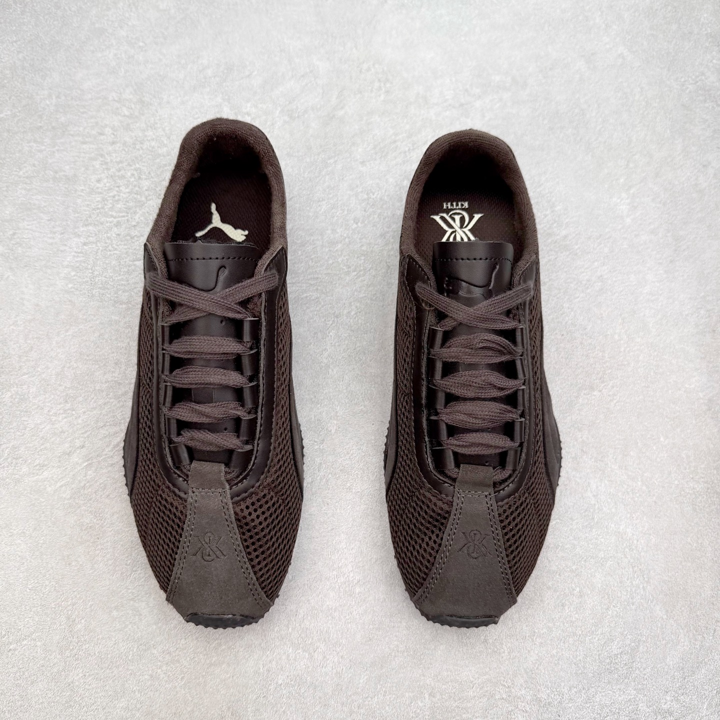 图片[2]-PUMA Bella UT Low 彪马贝拉UT系列低帮薄底德训复古风经典百搭休闲慢跑鞋 继将 Speedcat OG 带回后，近日 Puma 再以品牌档案室的经典鞋型 Bella OG 为蓝本，推出契合时下薄底球鞋趋势的 Bella UT 鞋款。自 21 世纪初问世以来，Bella OG 鞋型以其独特的薄底设计和上翻外底设计收获了众多年轻拥趸，更是 PUMA DNA 中不可磨灭的经典。此番重新推出的 Bella UT 鞋款，整体鞋面采用上乘皮革材质，并延续 Formstrip 设计语言；鞋头处采用精致的包头设计，搭配麂皮材质提升质感；鞋底部分保留 Bella 鞋款标志性的薄底和点状橡胶外底，上翘的设计包裹鞋面；鞋舌与鞋跟分别点缀美洲狮 Logo 与品牌字母 Logo。值得一提的是，本次 Bella UT 鞋款搭载 SOFTFOAM+ 鞋垫，兼顾美学设计与穿着舒适度。而配色上则提供白、黄、蓝、银、粉五款颜色。尺码：35.5 36 37 37.5 38 39 39.5 40 40.5 41 42 42.5 43 44 44.5 45-选品中心